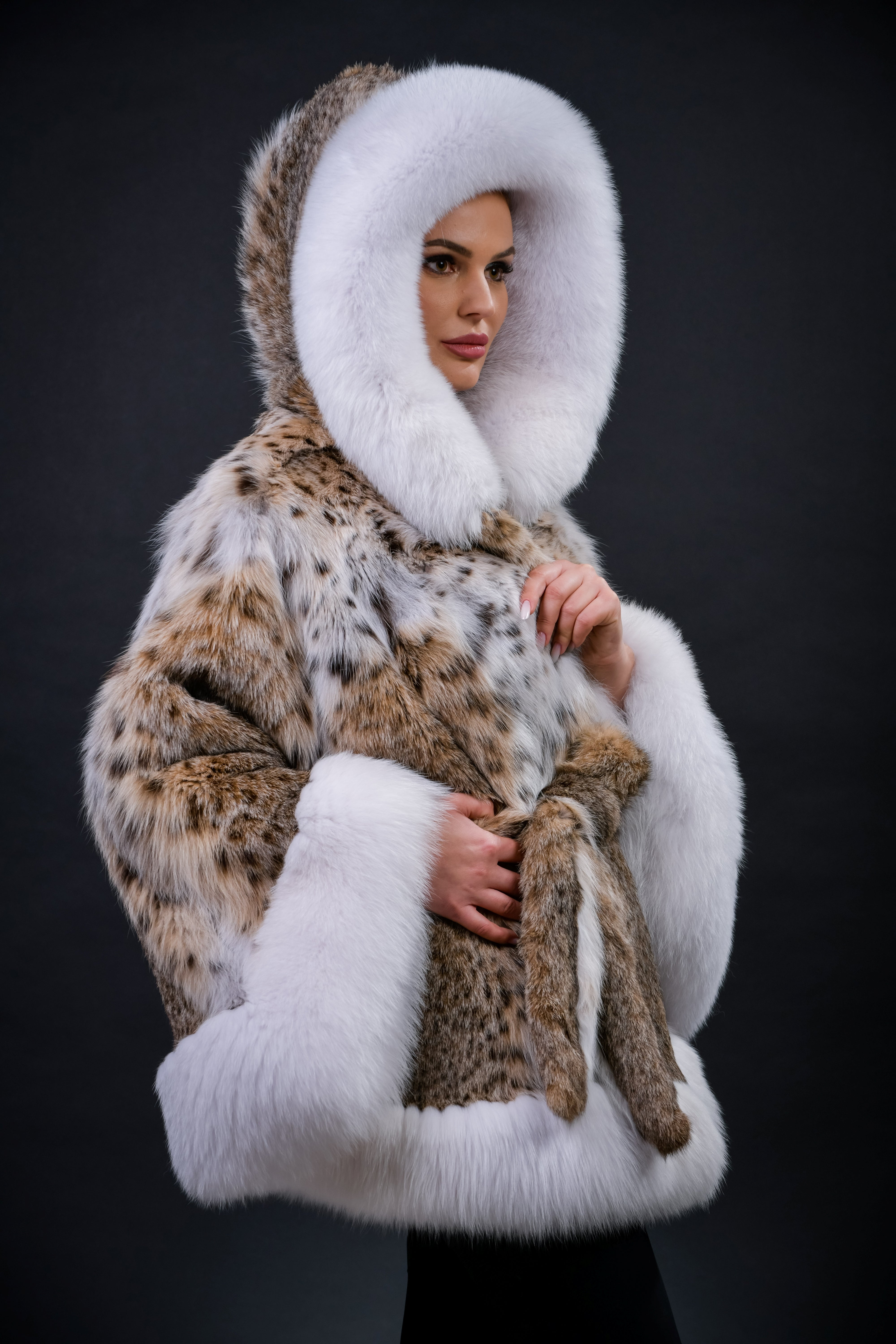 HAINA DIN BLANA NATURALA DE LYNX CU GLUGA, MODEL FLUTURE