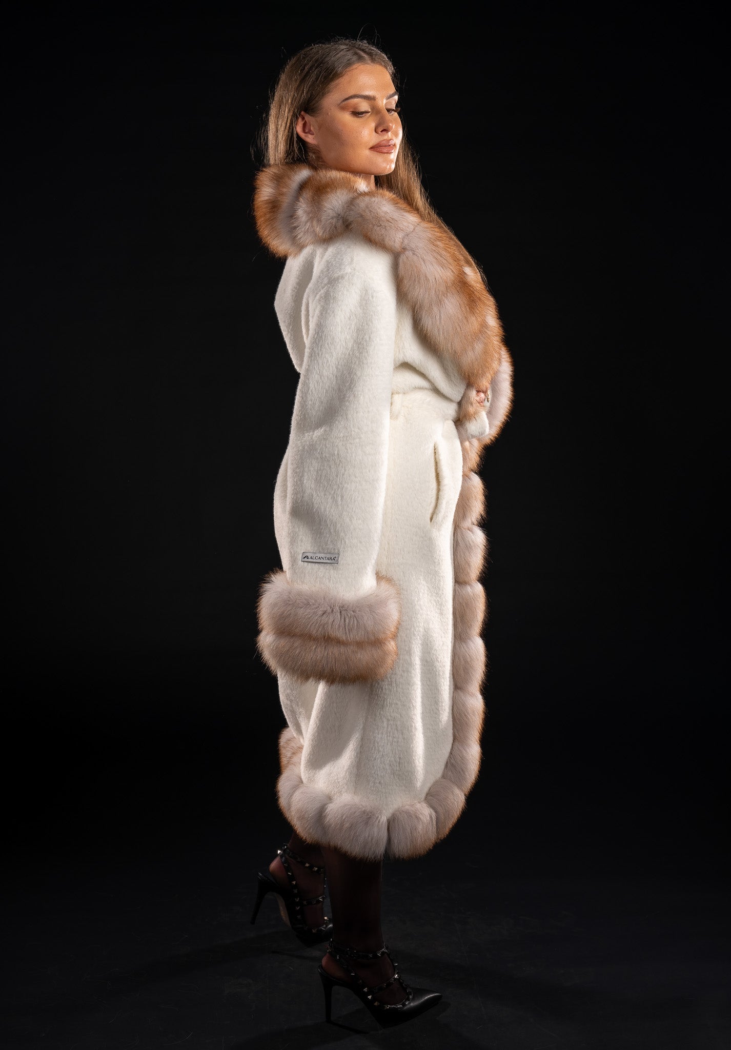 PALTON DIN ALCANTARA CU BLANA NATURALA DE VULPE PLORA, 506