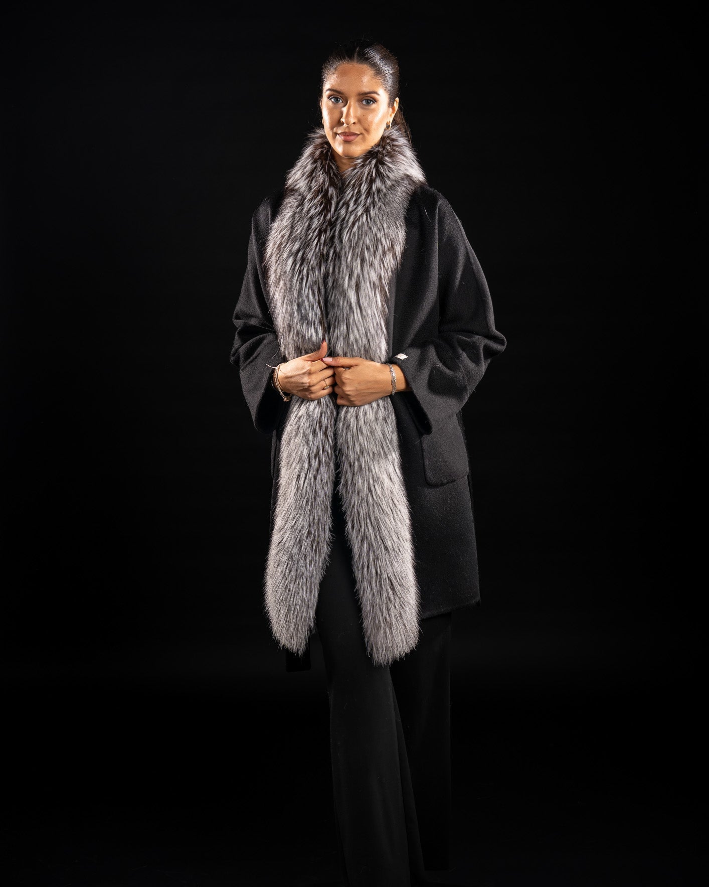 PALTON DIN LANA DE ALPACA CU GULER DIN BLANA NATURALA DE VULPE ARGINTIE, 502