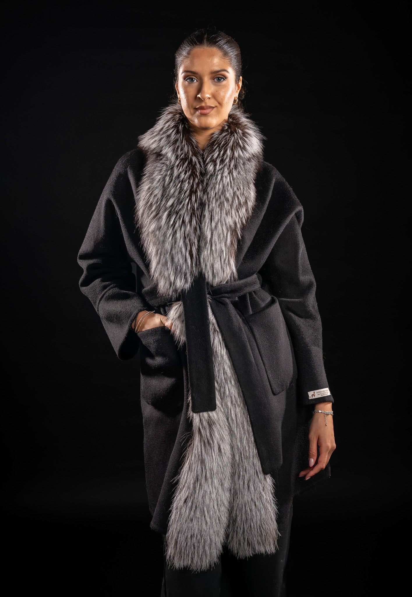 PALTON DIN LANA DE ALPACA CU GULER DIN BLANA NATURALA DE VULPE ARGINTIE, 502