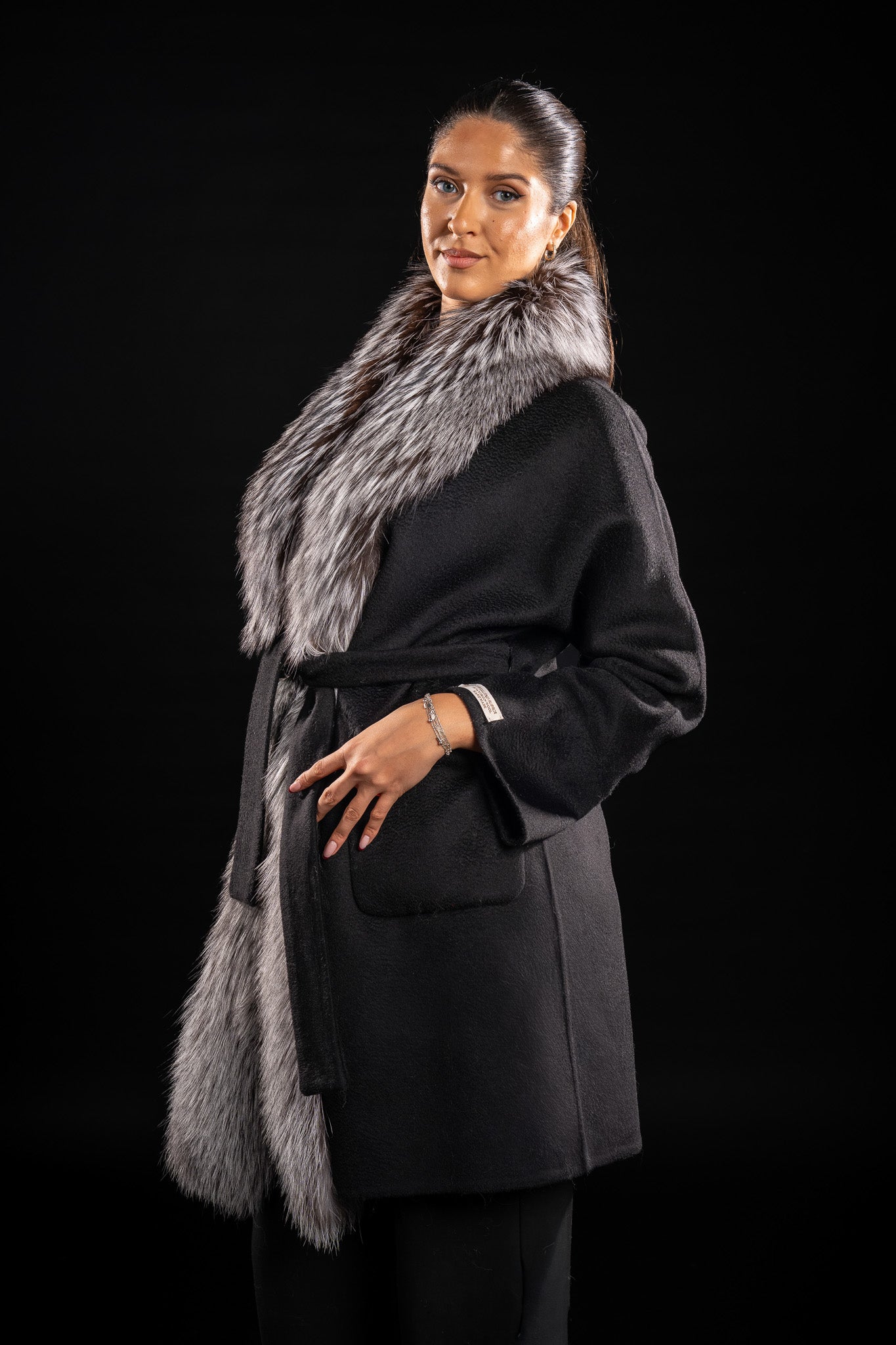 PALTON DIN LANA DE ALPACA CU GULER DIN BLANA NATURALA DE VULPE ARGINTIE, 502