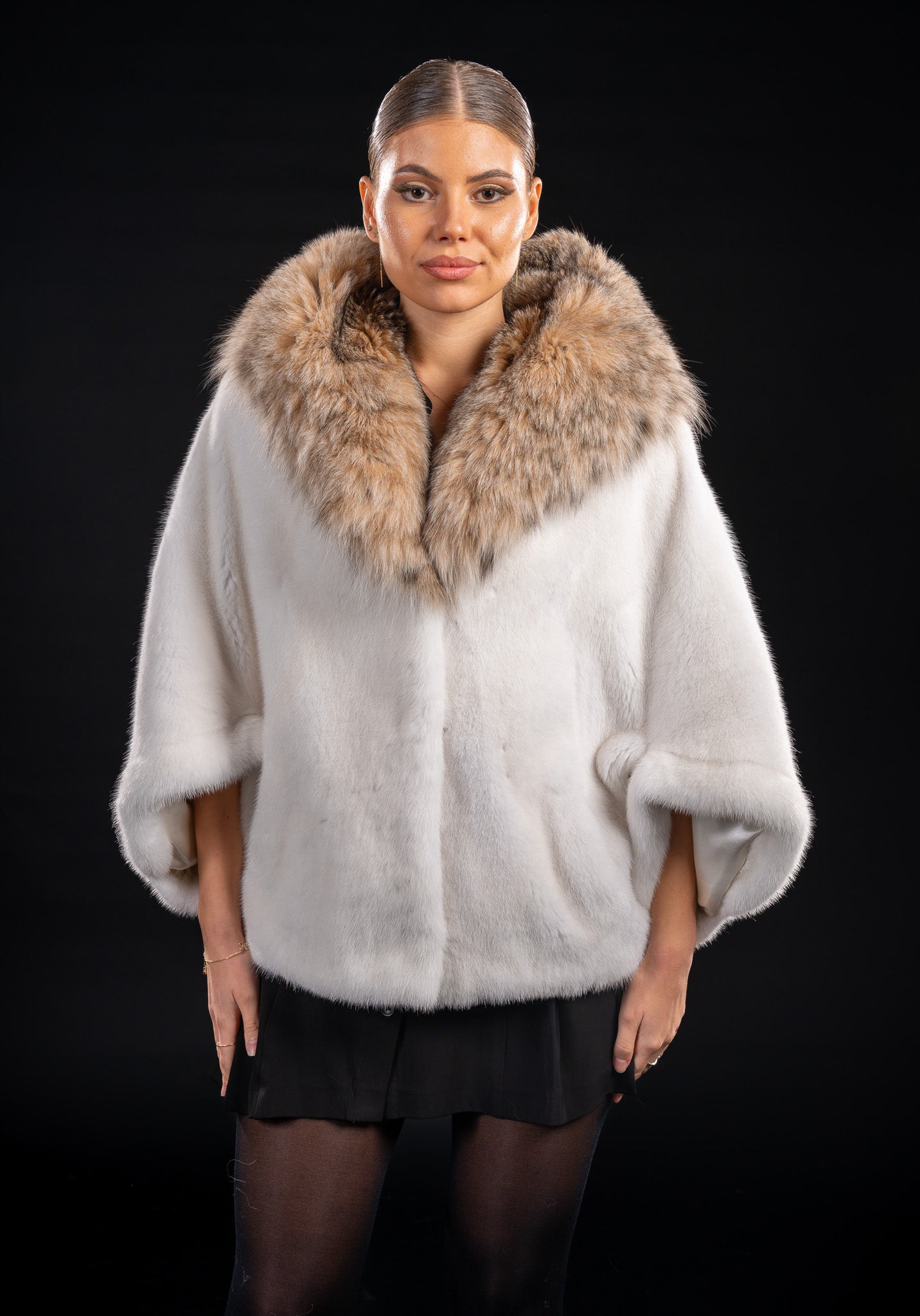 CAPA DIN BLANA NATURALA DE VIZON , CU GLUGA DIN BLANA DE LYNX