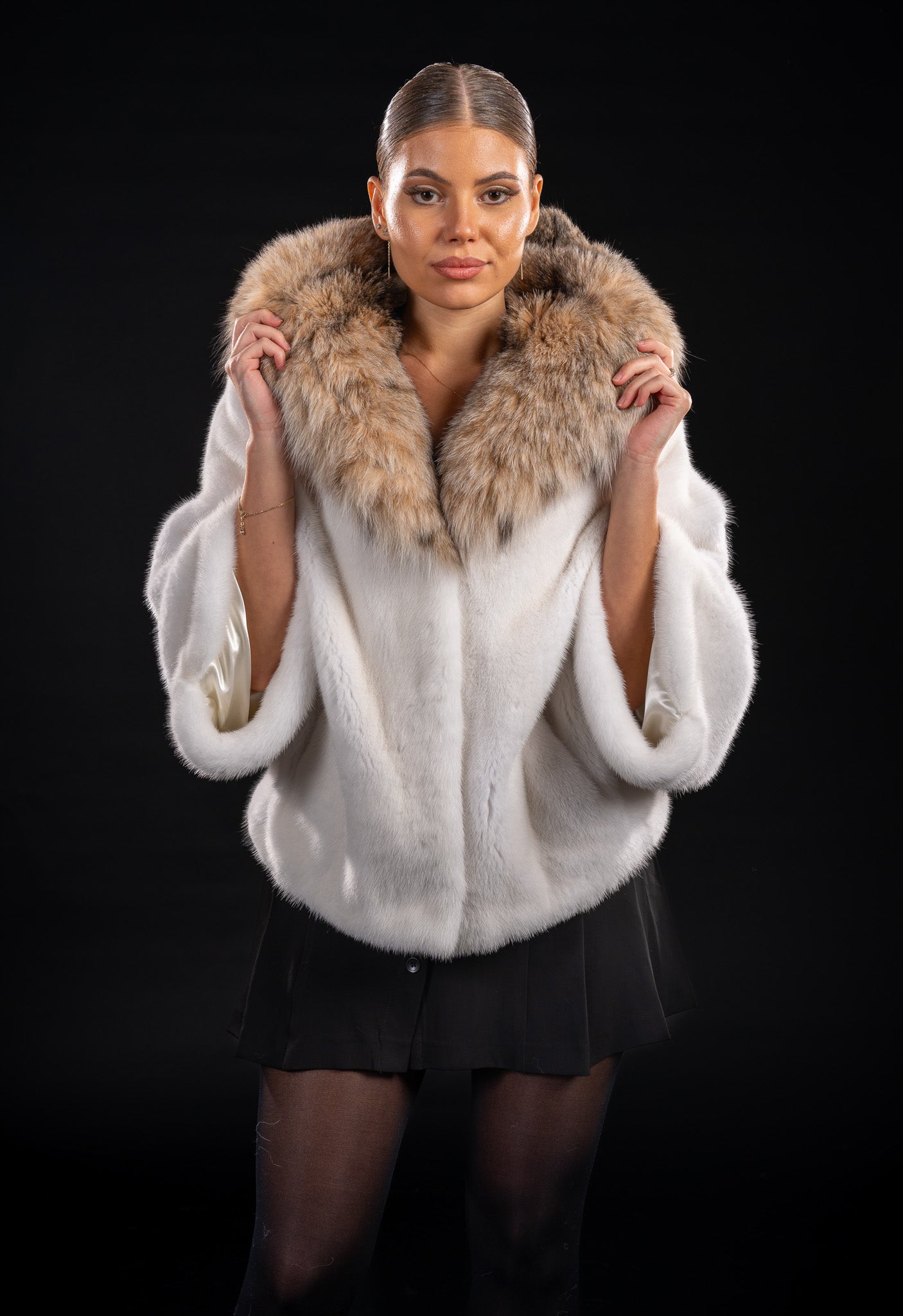 CAPA DIN BLANA NATURALA DE VIZON , CU GLUGA DIN BLANA DE LYNX