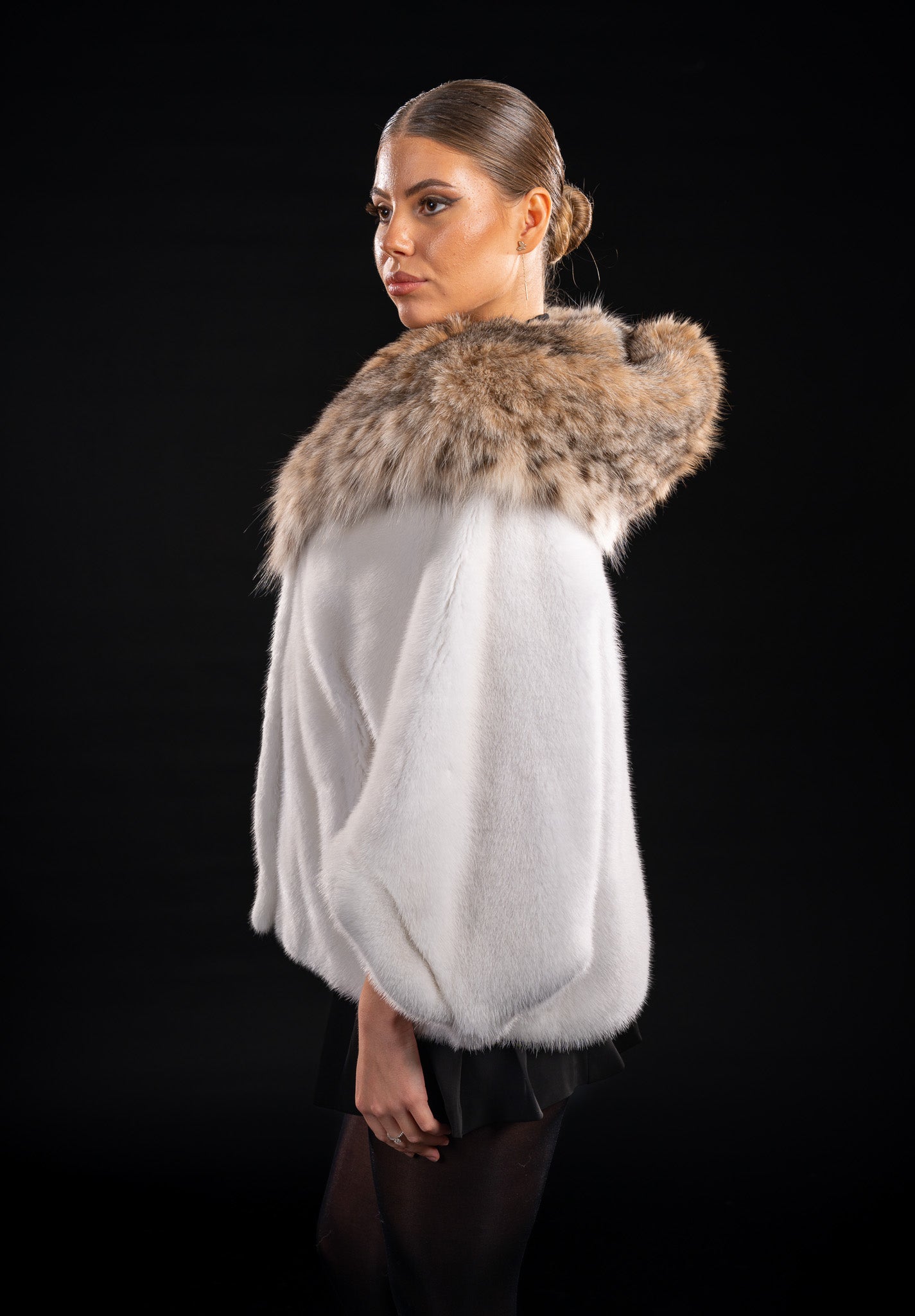 CAPA DIN BLANA NATURALA DE VIZON , CU GLUGA DIN BLANA DE LYNX