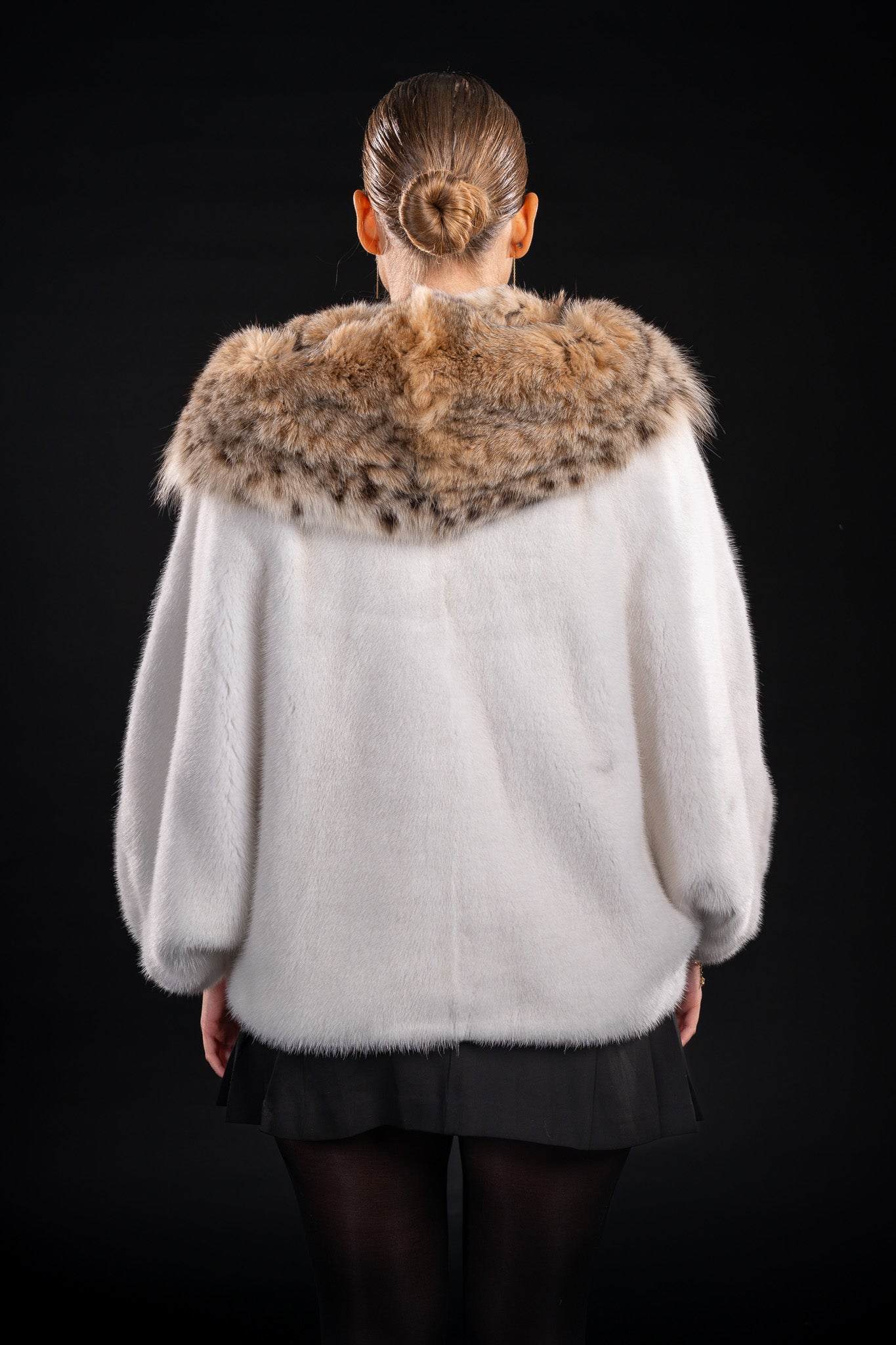 CAPA DIN BLANA NATURALA DE VIZON , CU GLUGA DIN BLANA DE LYNX