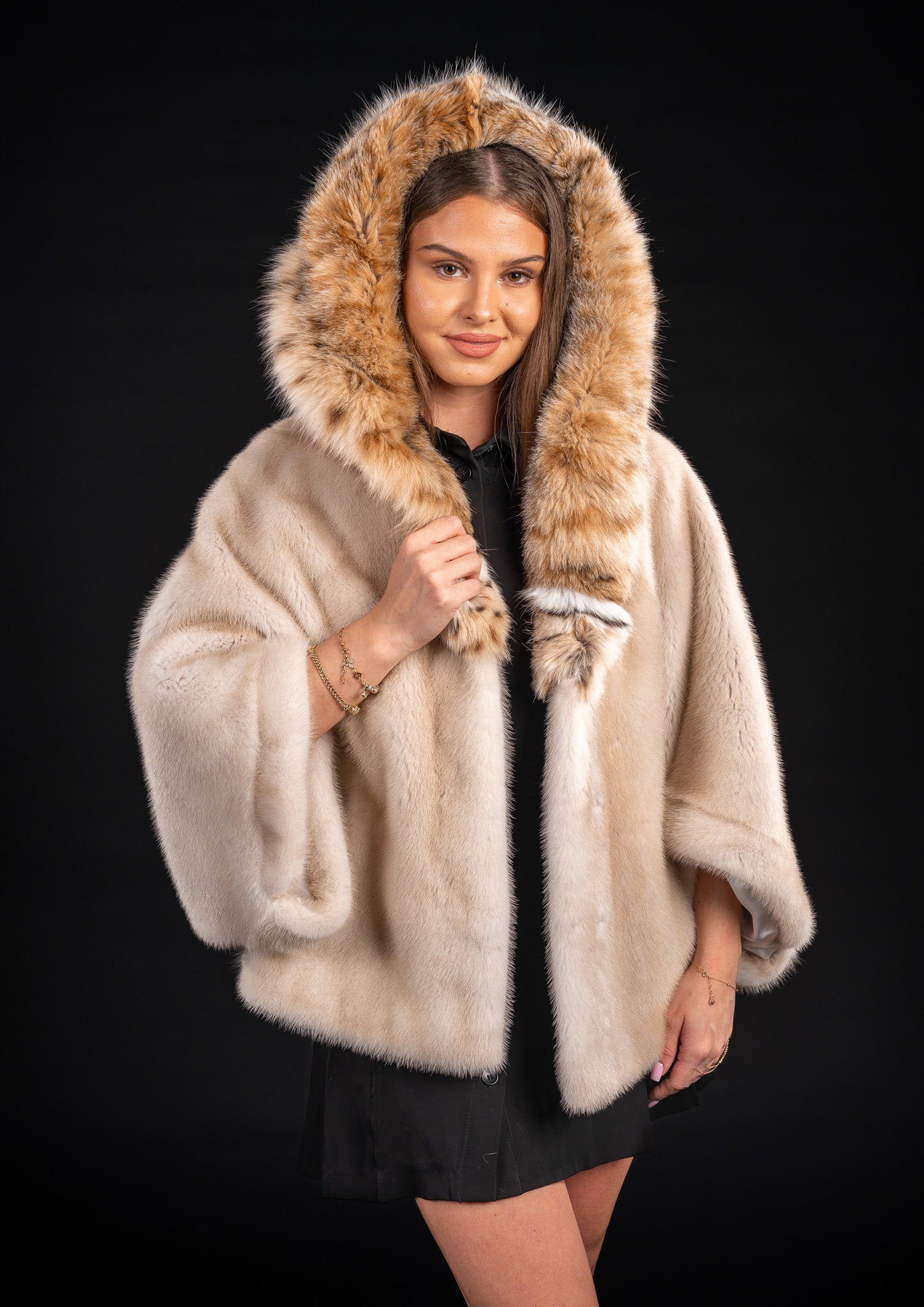 CAPA DIN BLANA NATURALA DE VIZON PERLA , CU GLUGA DIN BLANA DE LYNX