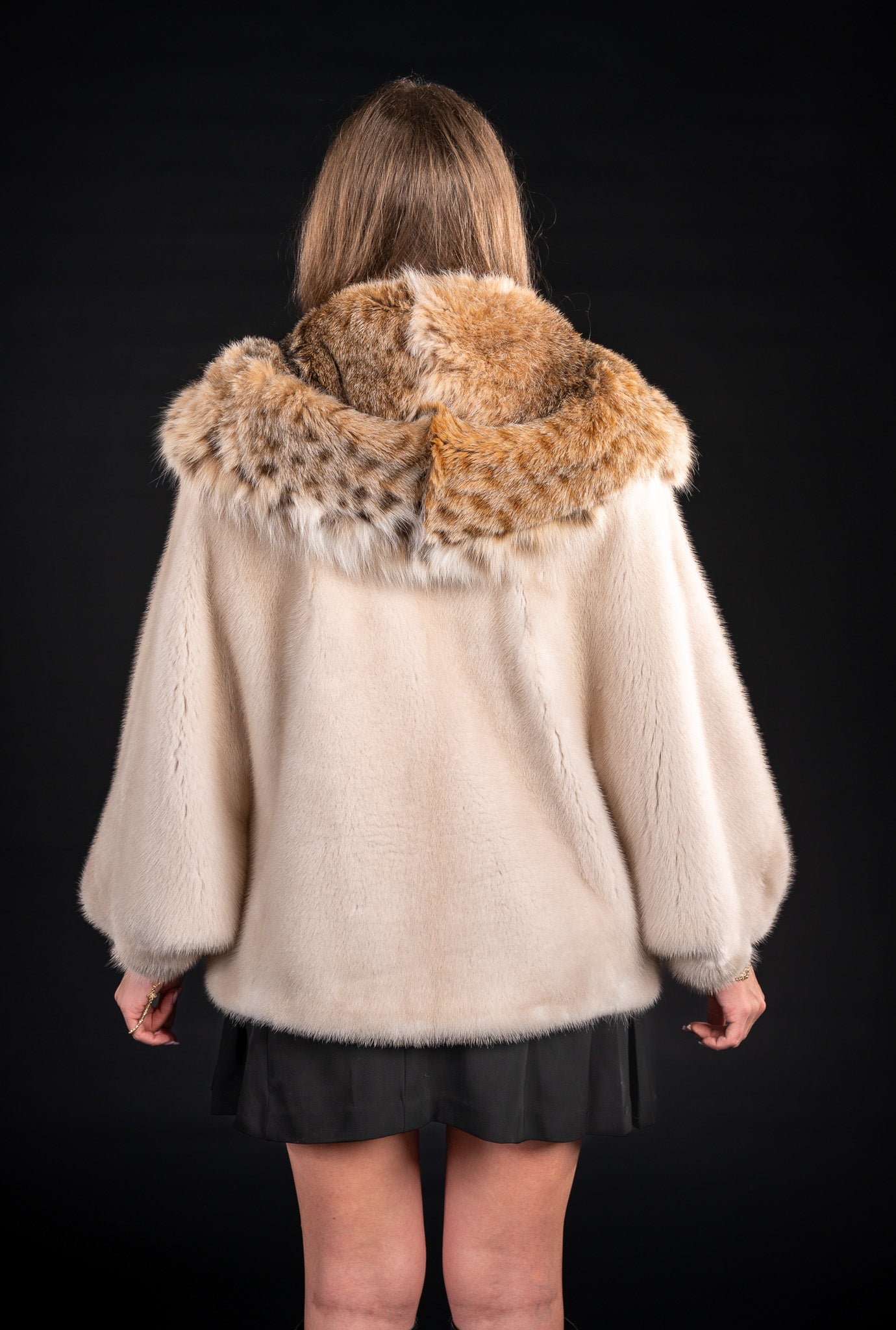 CAPA DIN BLANA NATURALA DE VIZON PERLA , CU GLUGA DIN BLANA DE LYNX