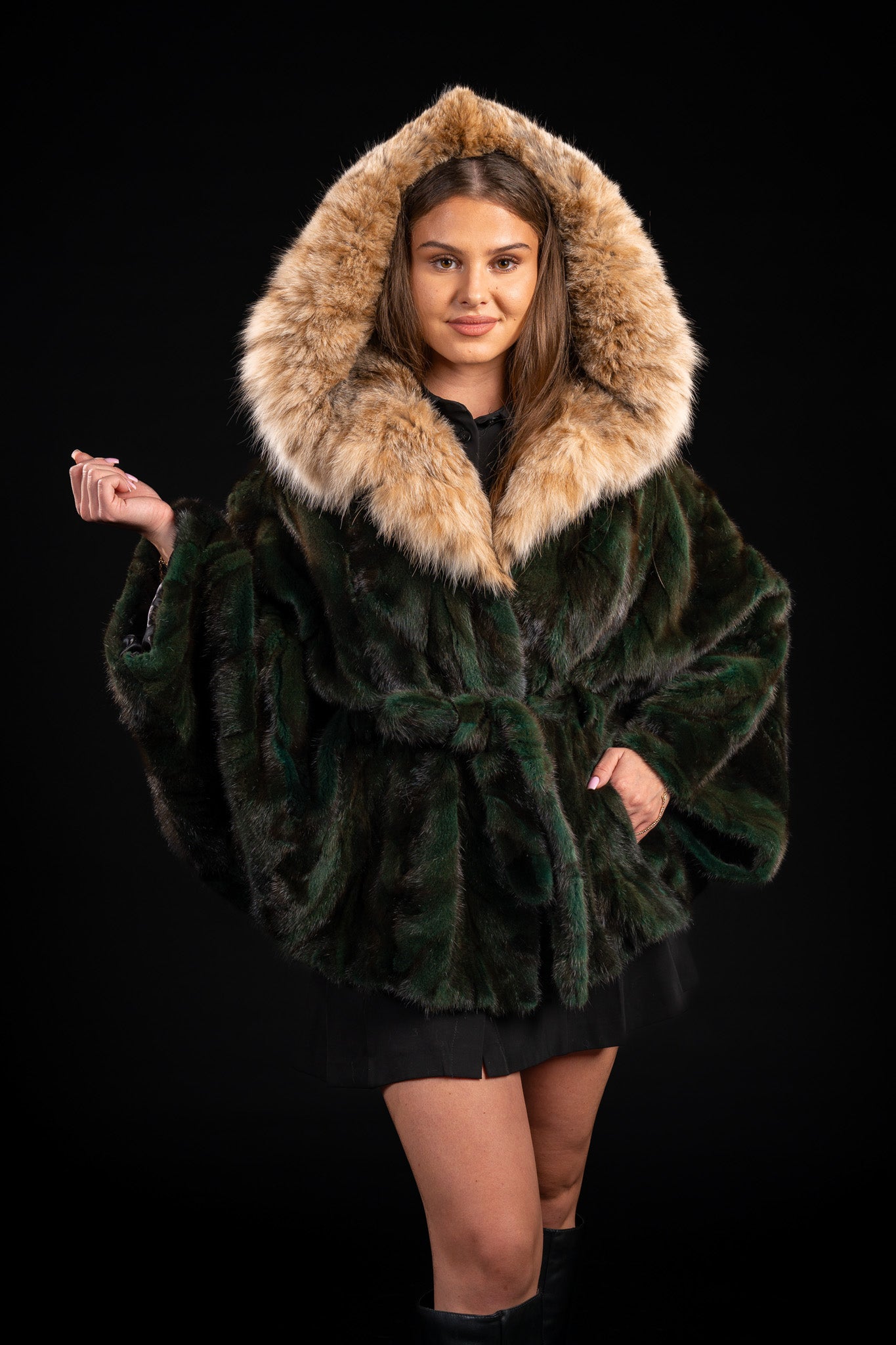 HAINA DIN BLANA NATURALA DE VIZON BUCATELE CU LYNX , MODEL FLUTURE