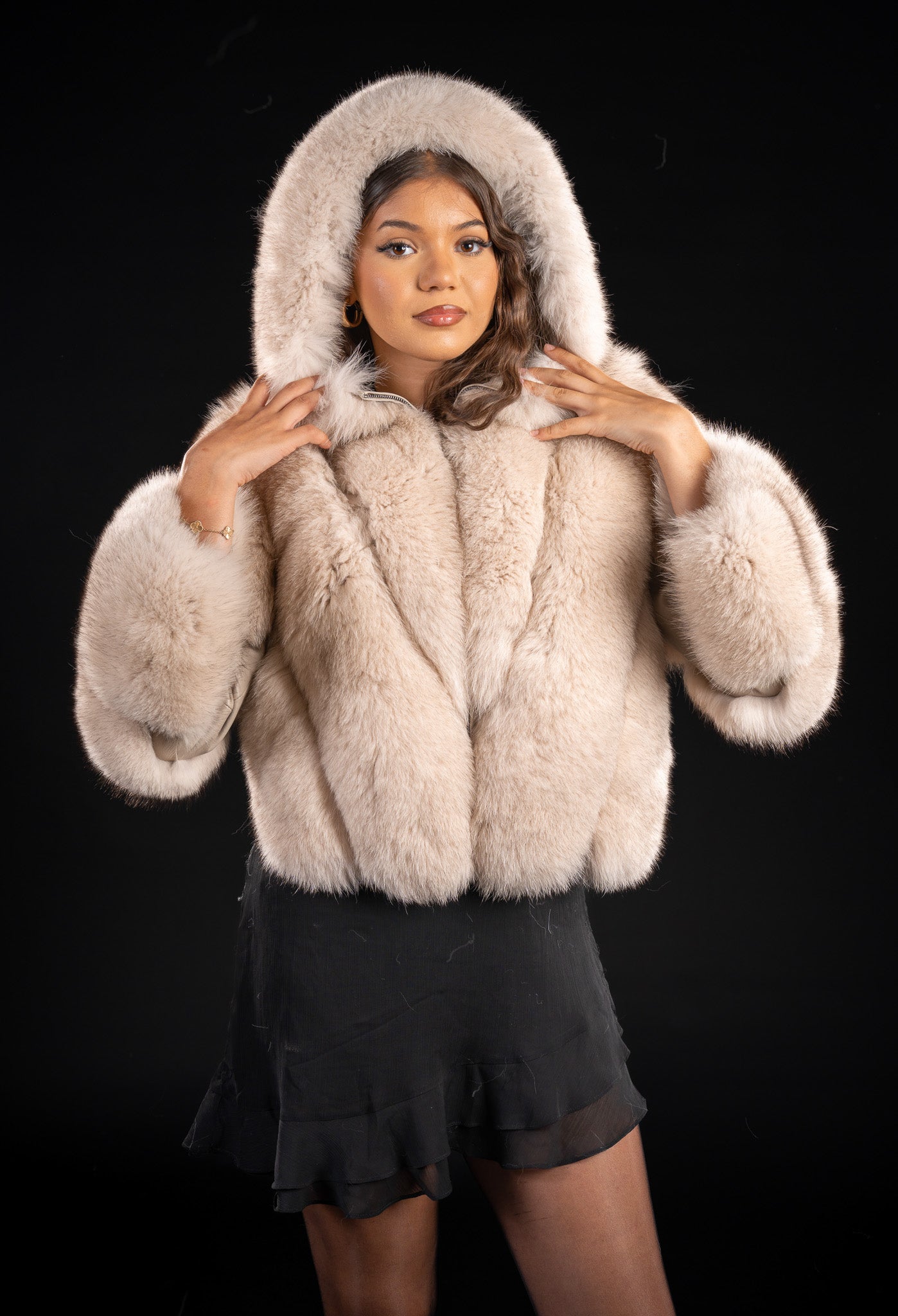 HAINA DIN BLANA NATURALA DE VULPE POLARA CREM CU GLUGA 050