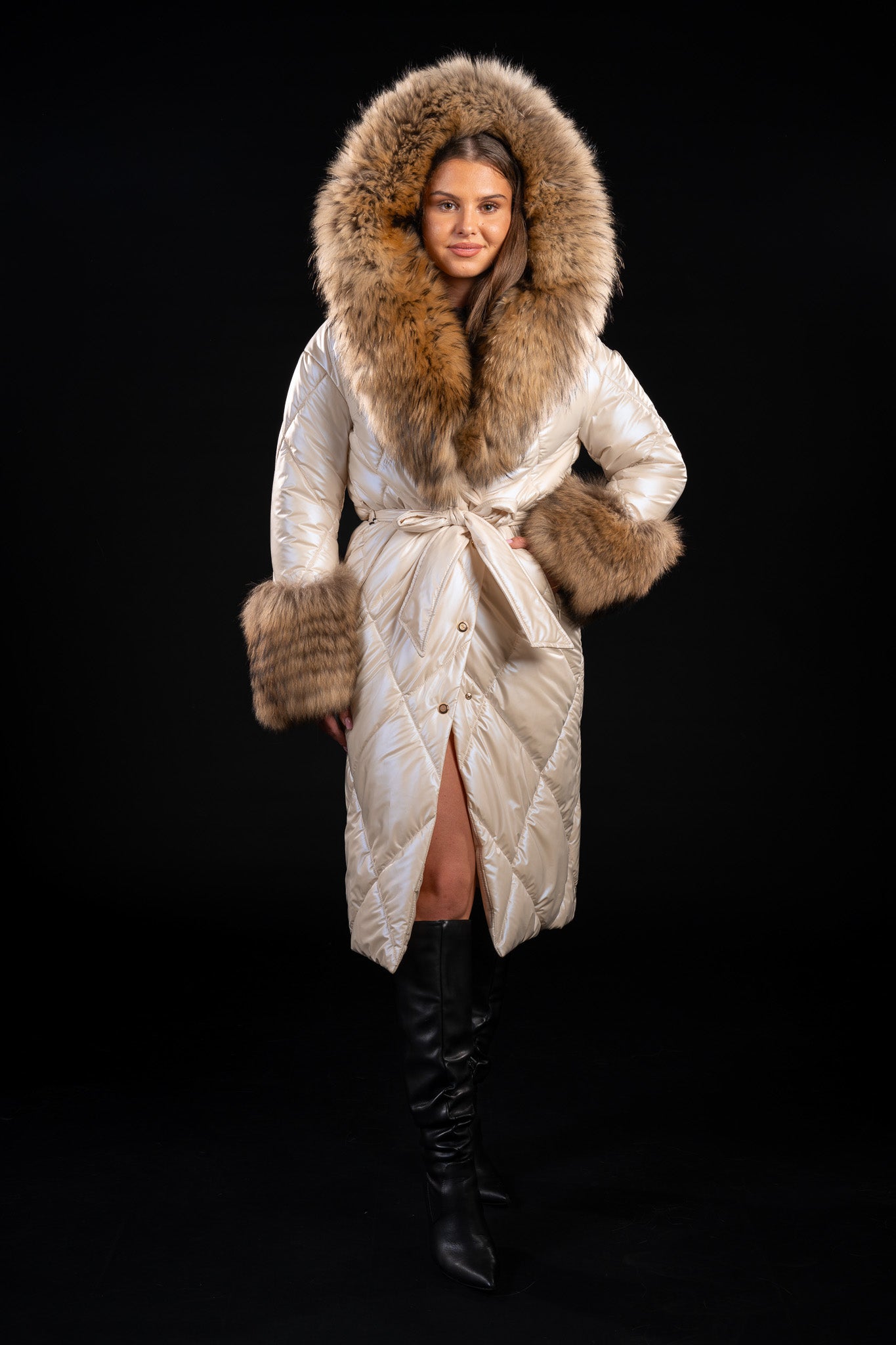 GEACA FAS CU GLUGA SI MANSETE DIN BLANA NATURALA DE RATON