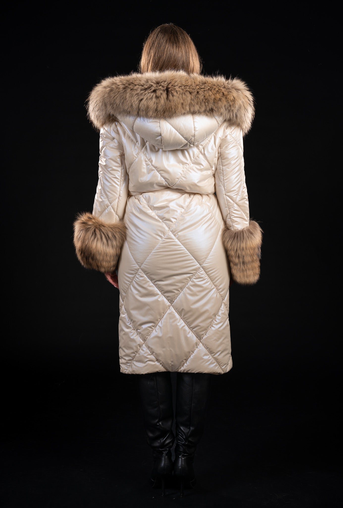 GEACA FAS CU GLUGA SI MANSETE DIN BLANA NATURALA DE RATON