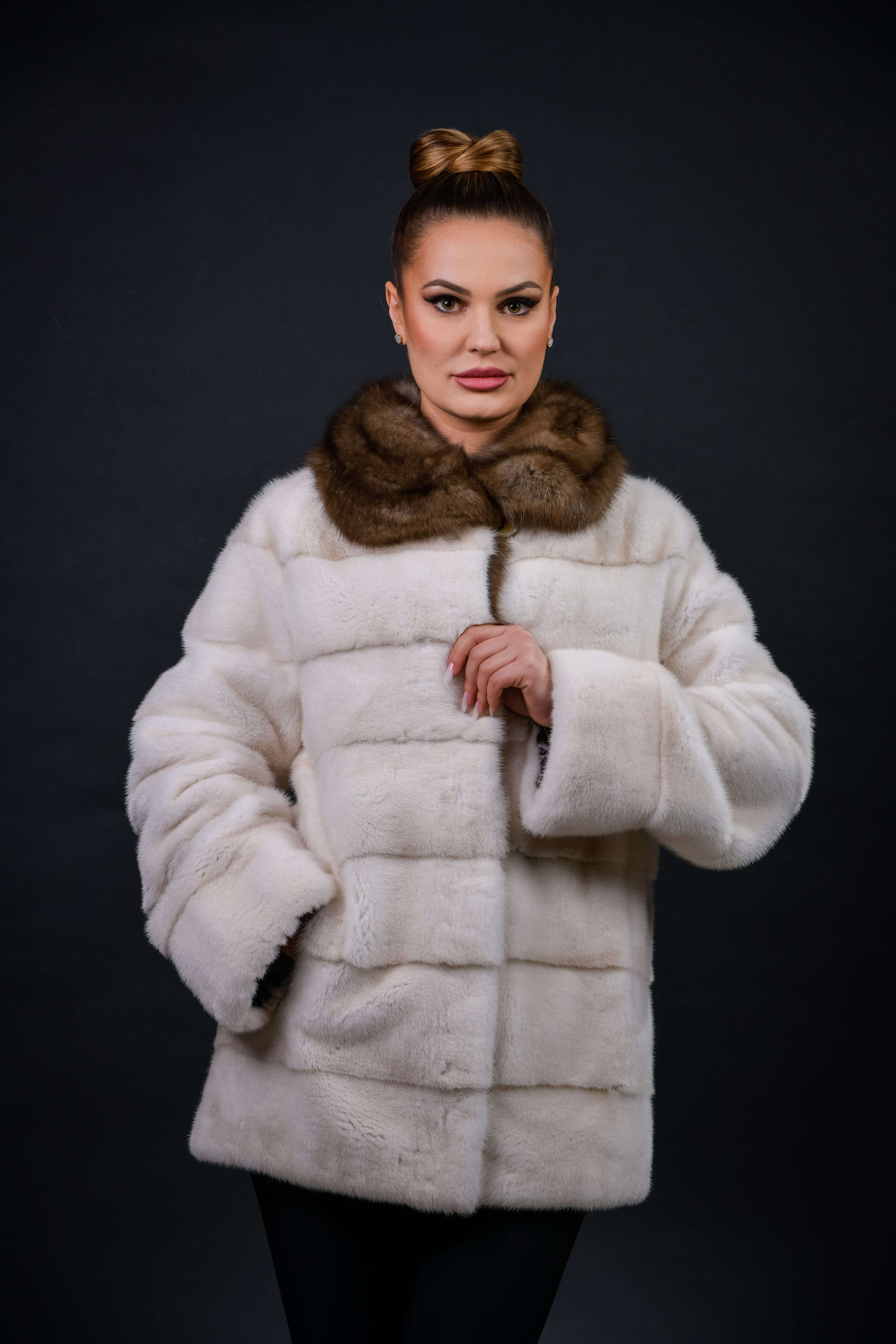 Haină din blană naturală de Vizon, nuanța Perla, cu guler de samur/zibelină rusească