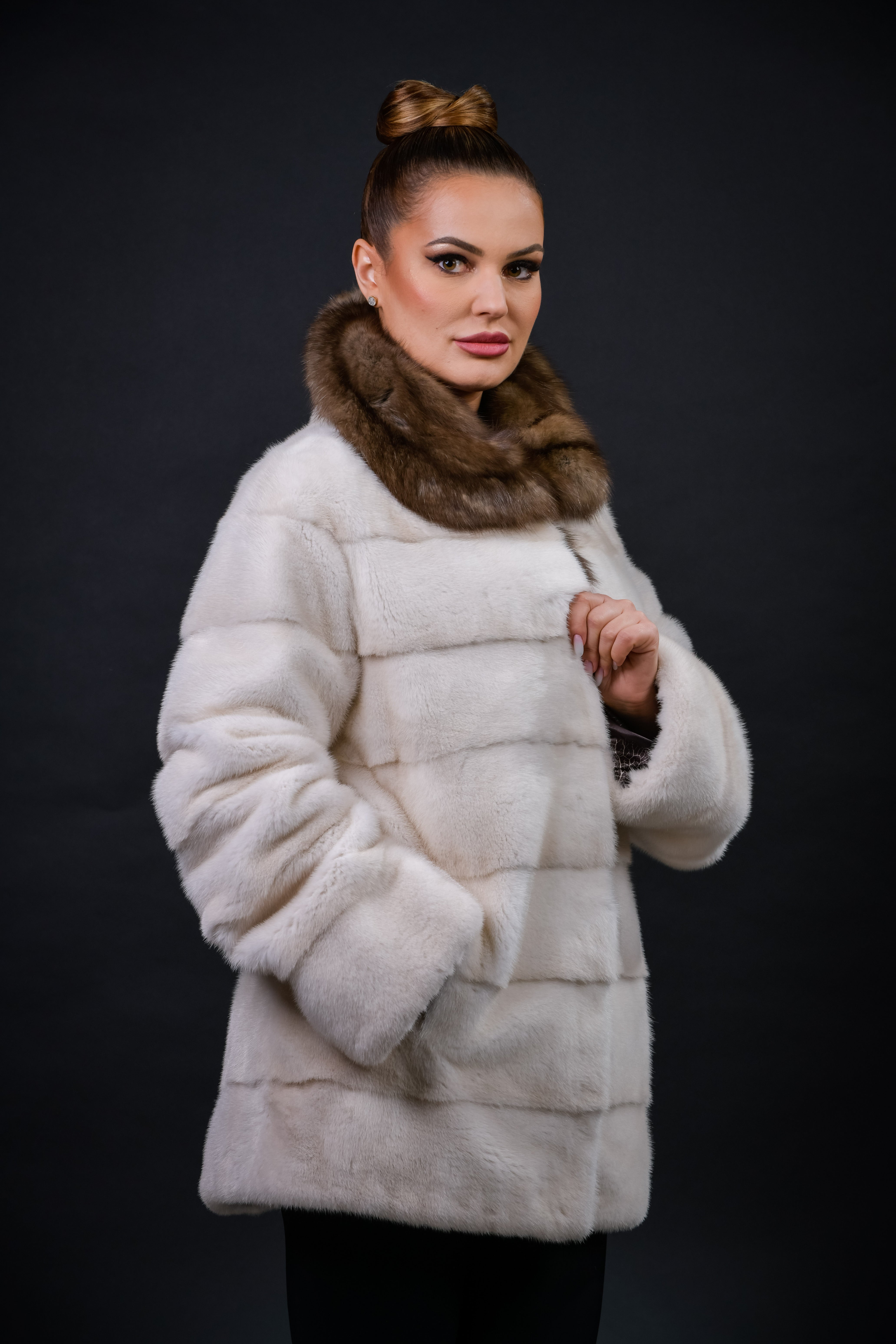 Haină din blană naturală de Vizon, nuanța Perla, cu guler de samur/zibelină rusească