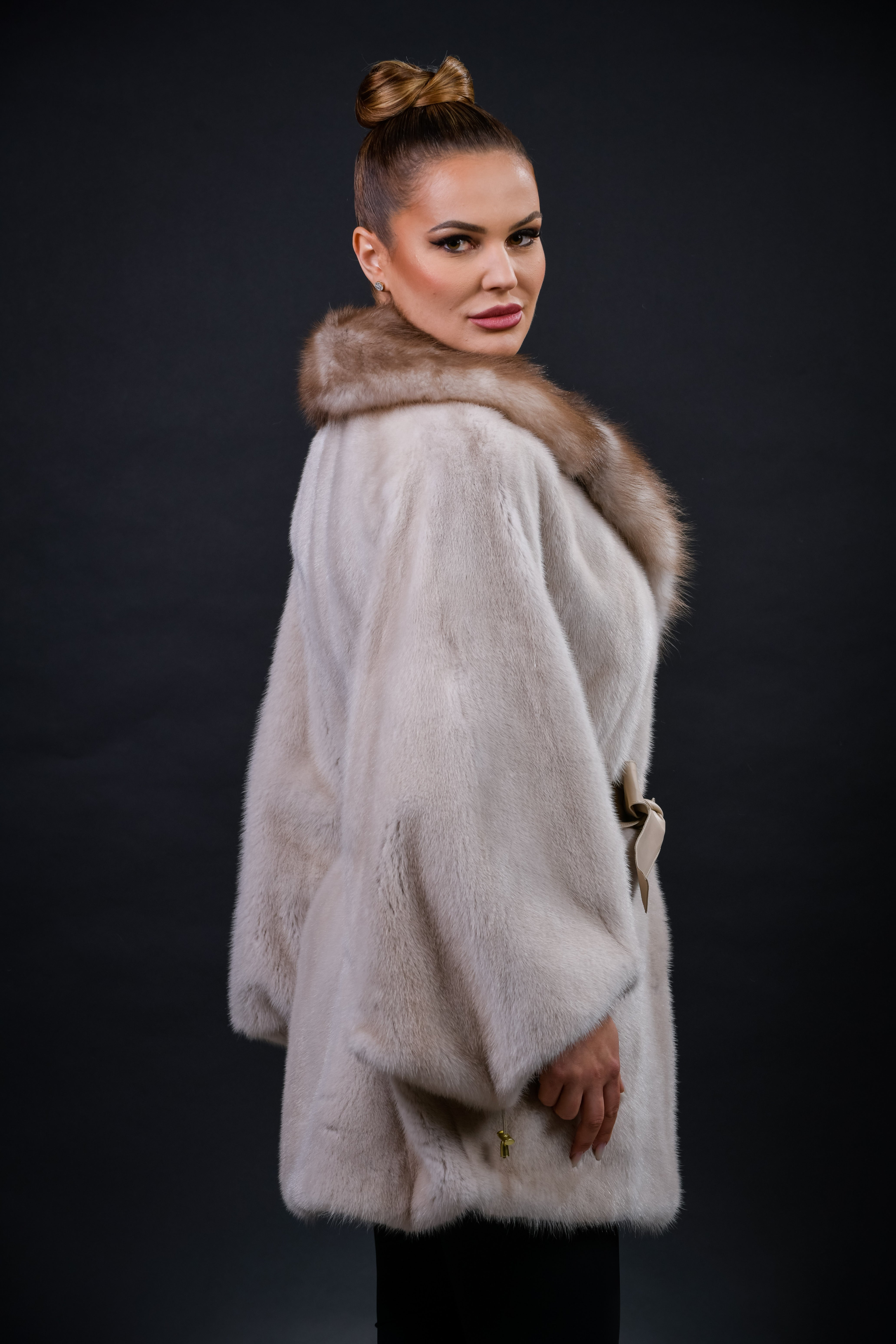 Haină din blană naturală de Vizon, nuanța Perla, cu guler din blană de jder, model fluture