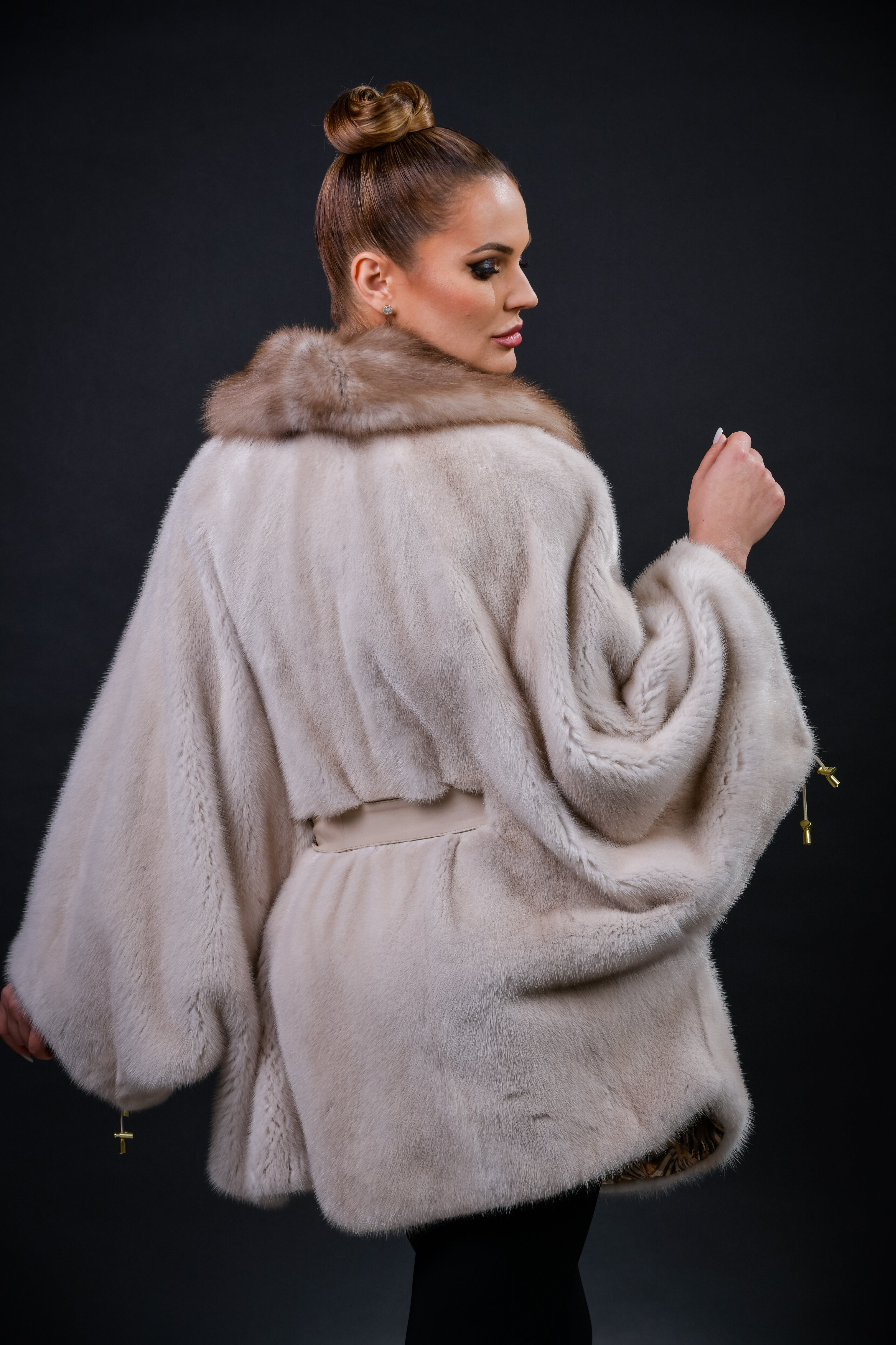 Haină din blană naturală de Vizon, nuanța Perla, cu guler din blană de jder, model fluture
