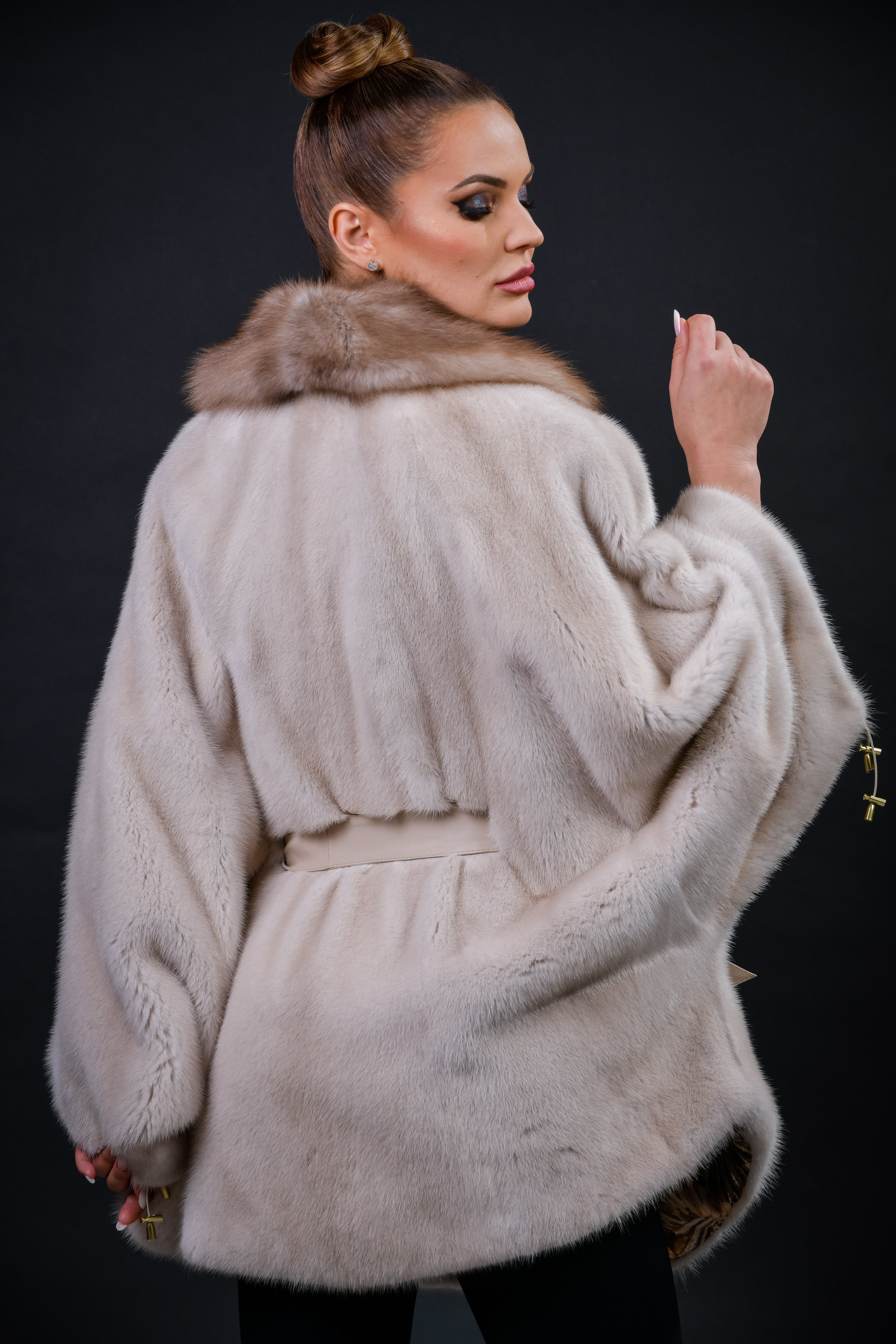 Haină din blană naturală de Vizon, nuanța Perla, cu guler din blană de jder, model fluture