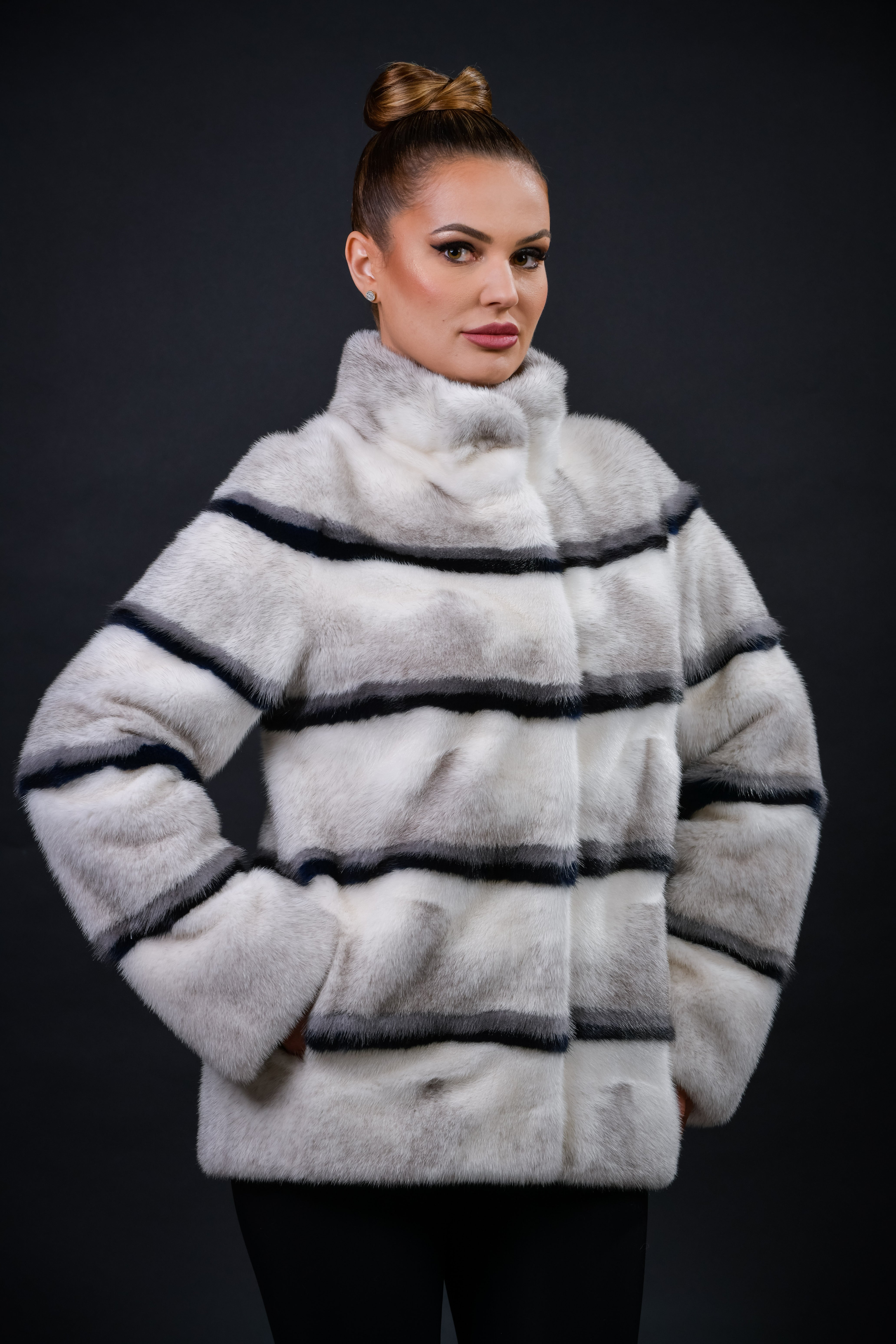 Haină din blană naturală de Vizon Black Cross, croi drept, guler stil tunică, 5 rânduri