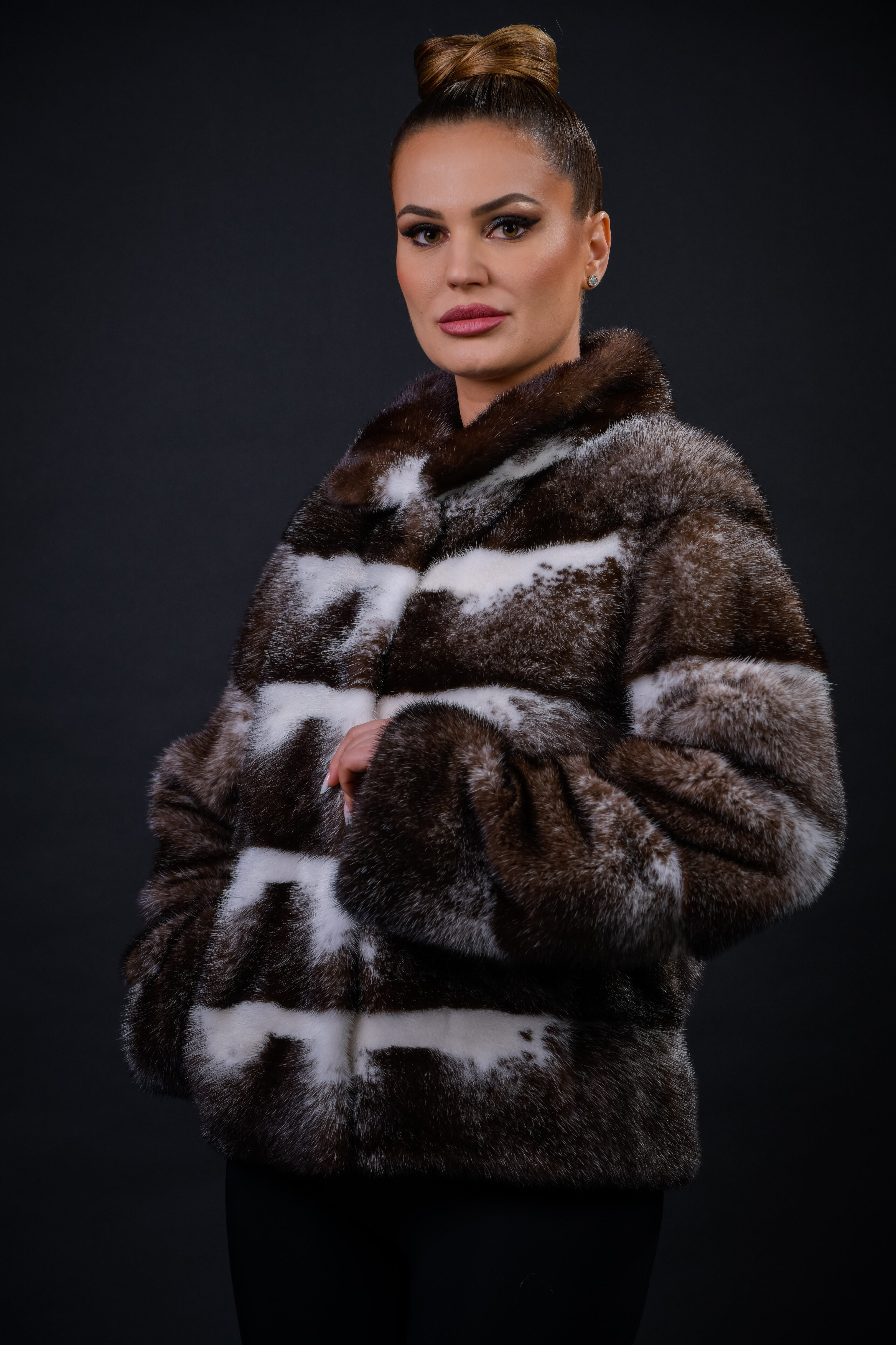 Haină din blană naturală de Vizon Black Cross, croi drept, guler stil tunică, 5 rânduri