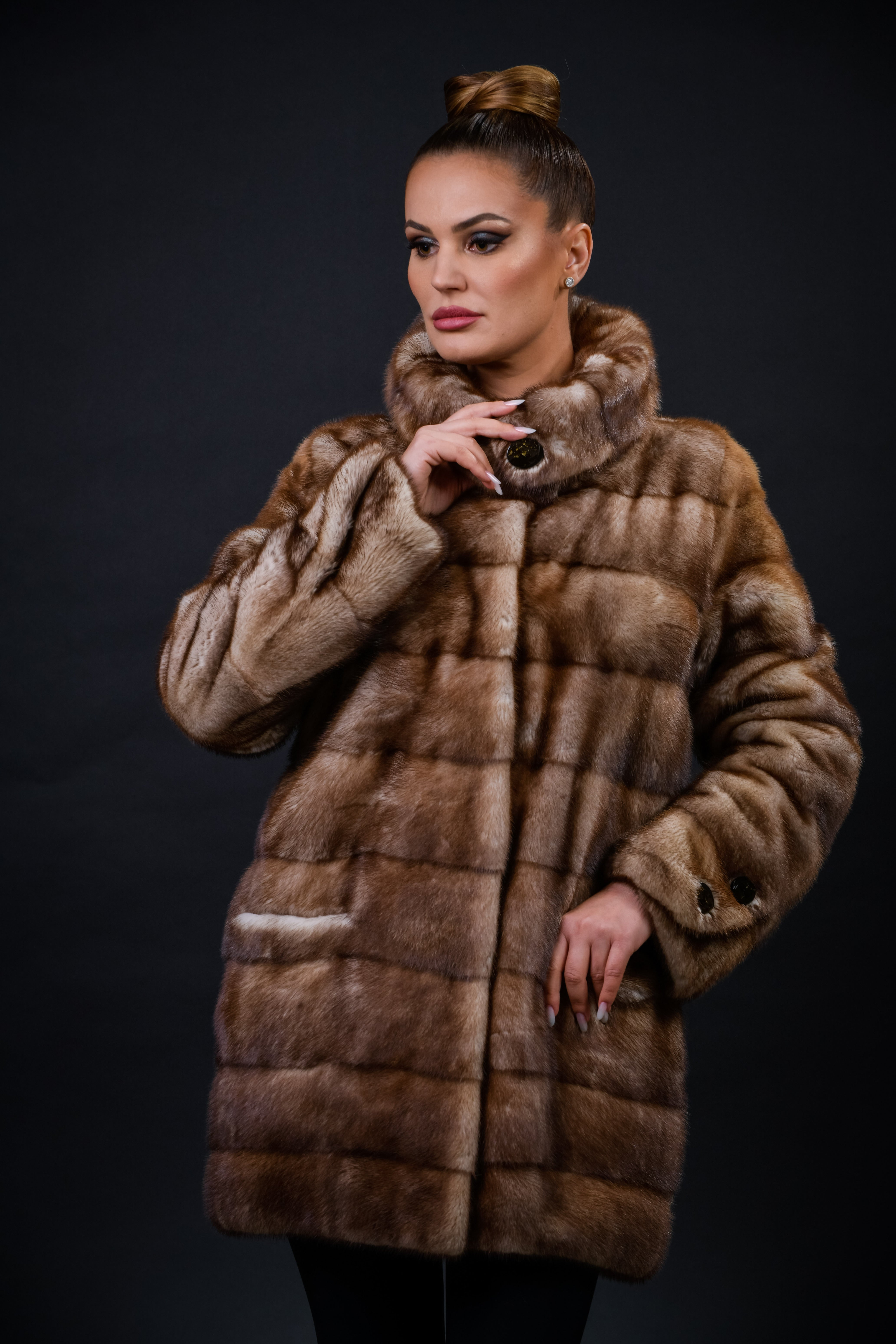Haină din blană naturală de Vizon Graffiti Brown, guler tip rulat, 9 rânduri