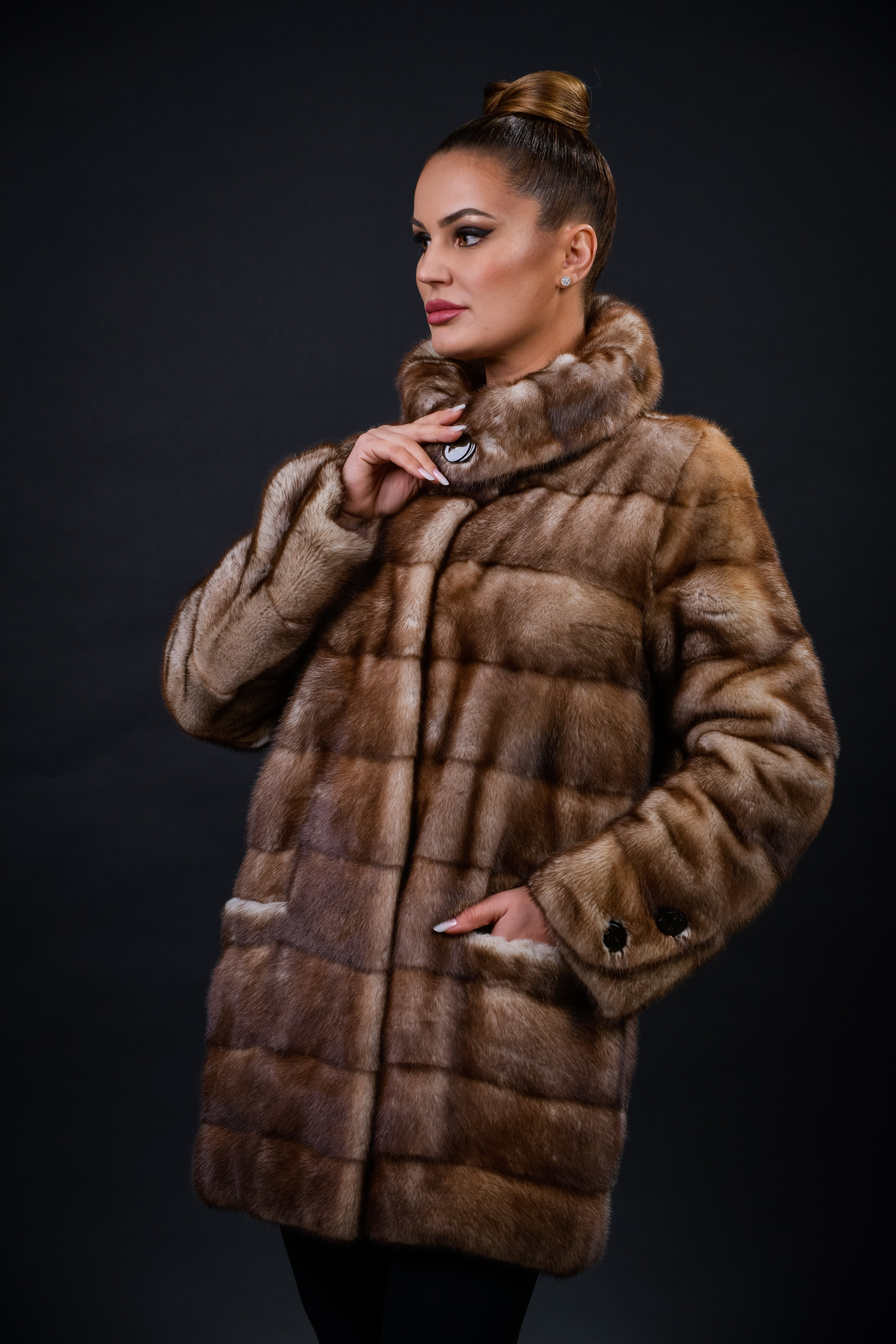 Haină din blană naturală de Vizon Graffiti Brown, guler tip rulat, 9 rânduri
