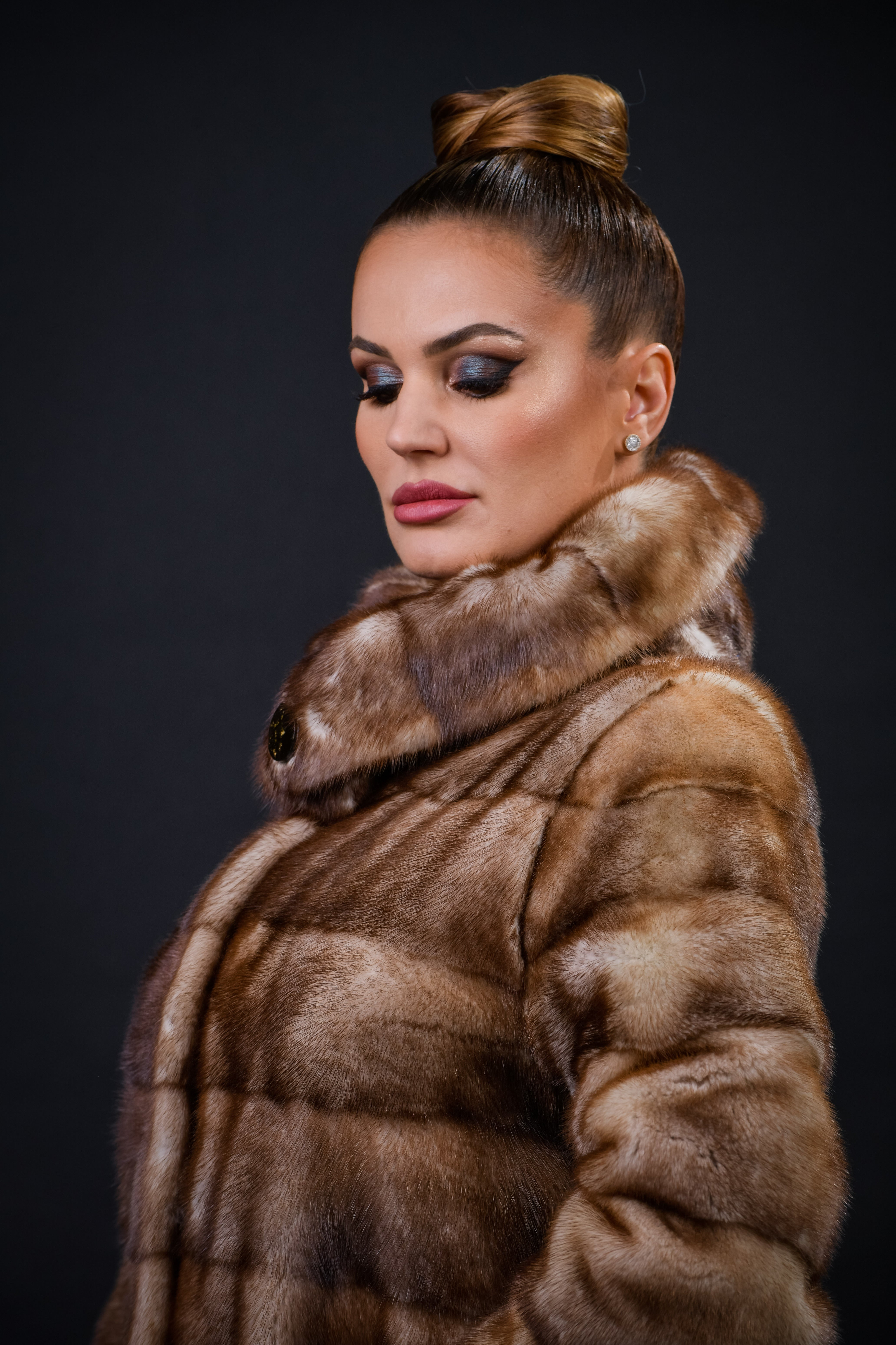 Haină din blană naturală de Vizon Graffiti Brown, guler tip rulat, 9 rânduri