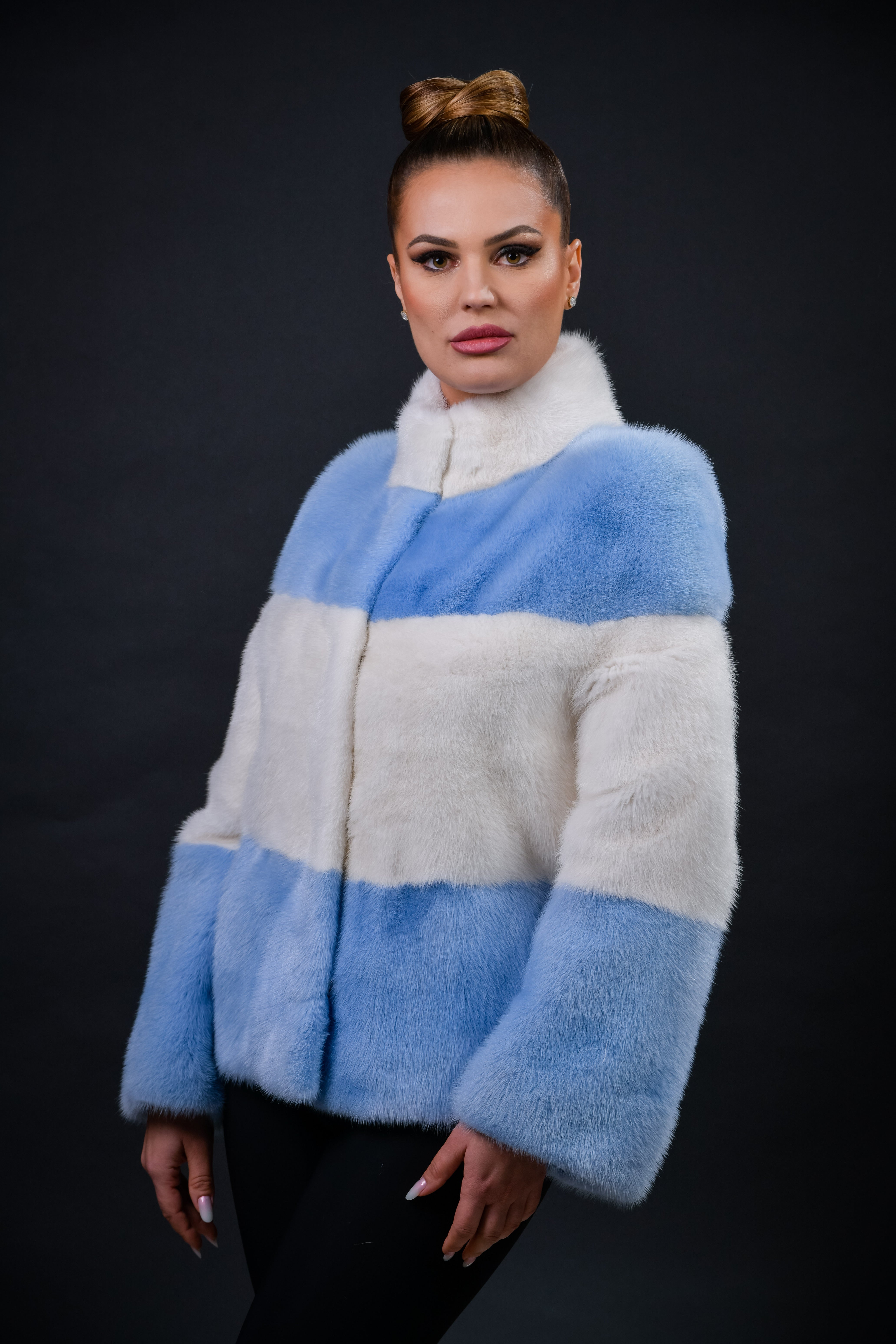 Haină din blană naturală de Vizon Perla combinat cu Albastru Regal, croi drept, guler stil tunică