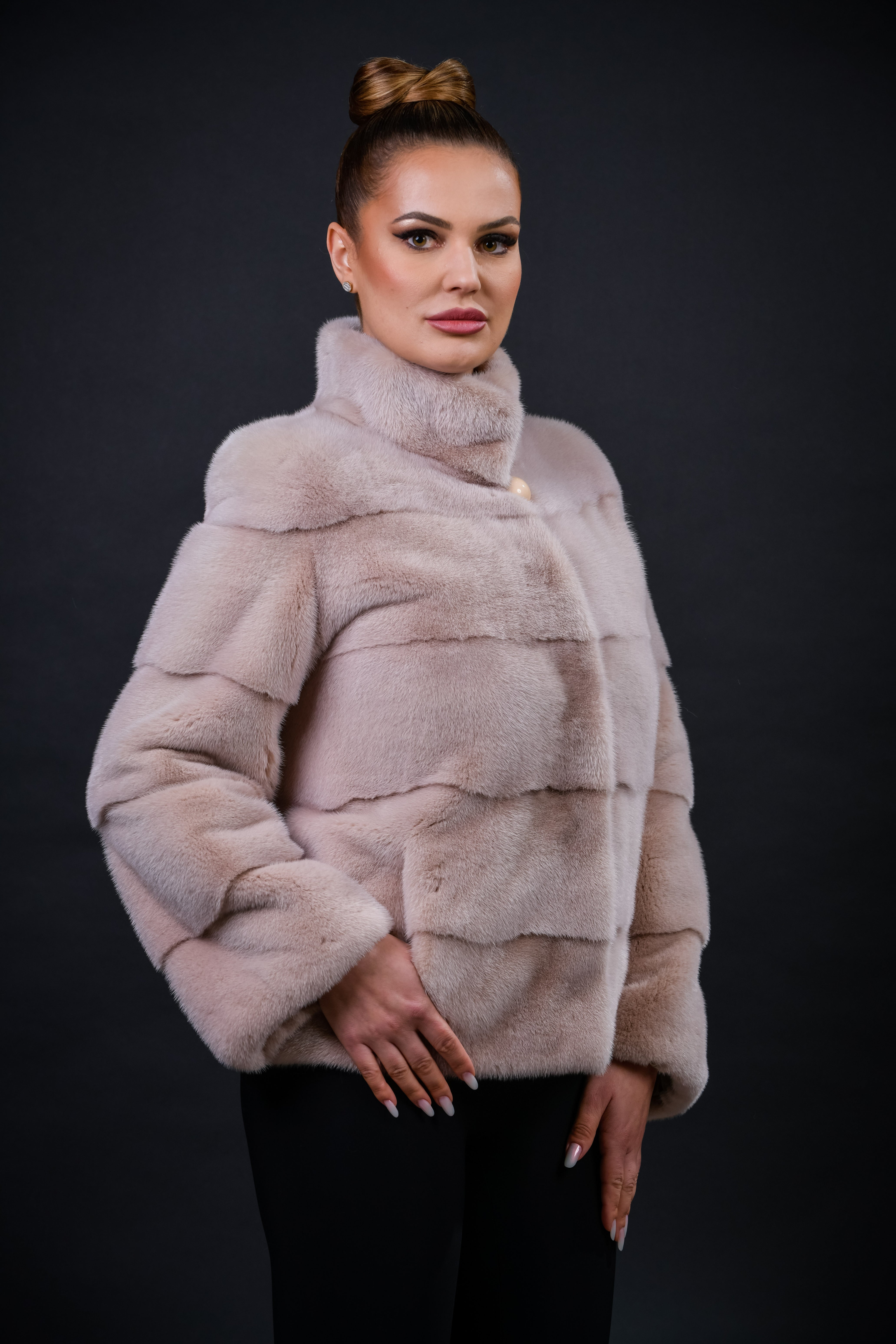 Haină din blană naturală de Vizon nuanța Pudră, croi drept, guler stil tunică