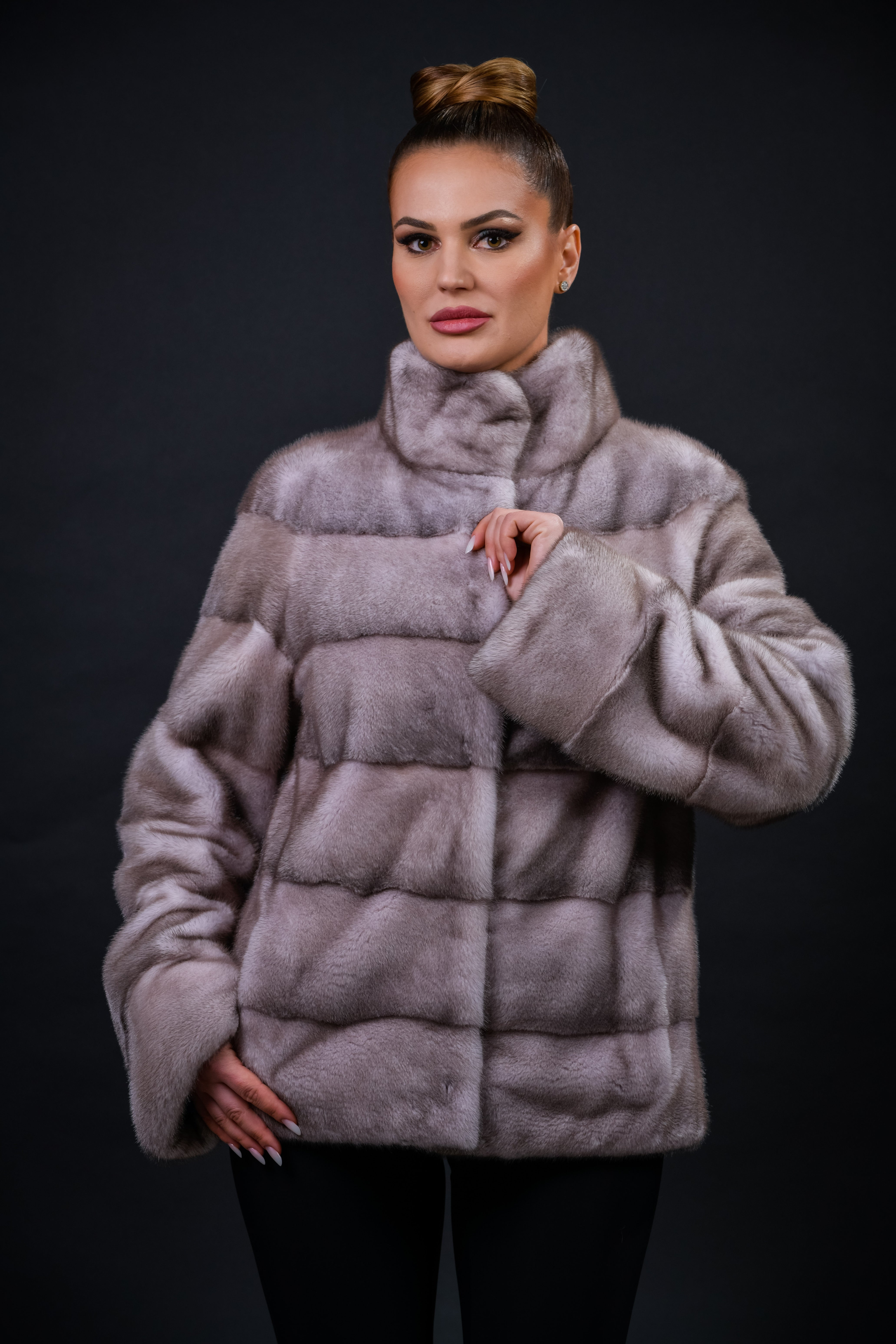 Haină din blană naturală de Vizon nuanța Silver Blue, croi drept, guler stil tunică
