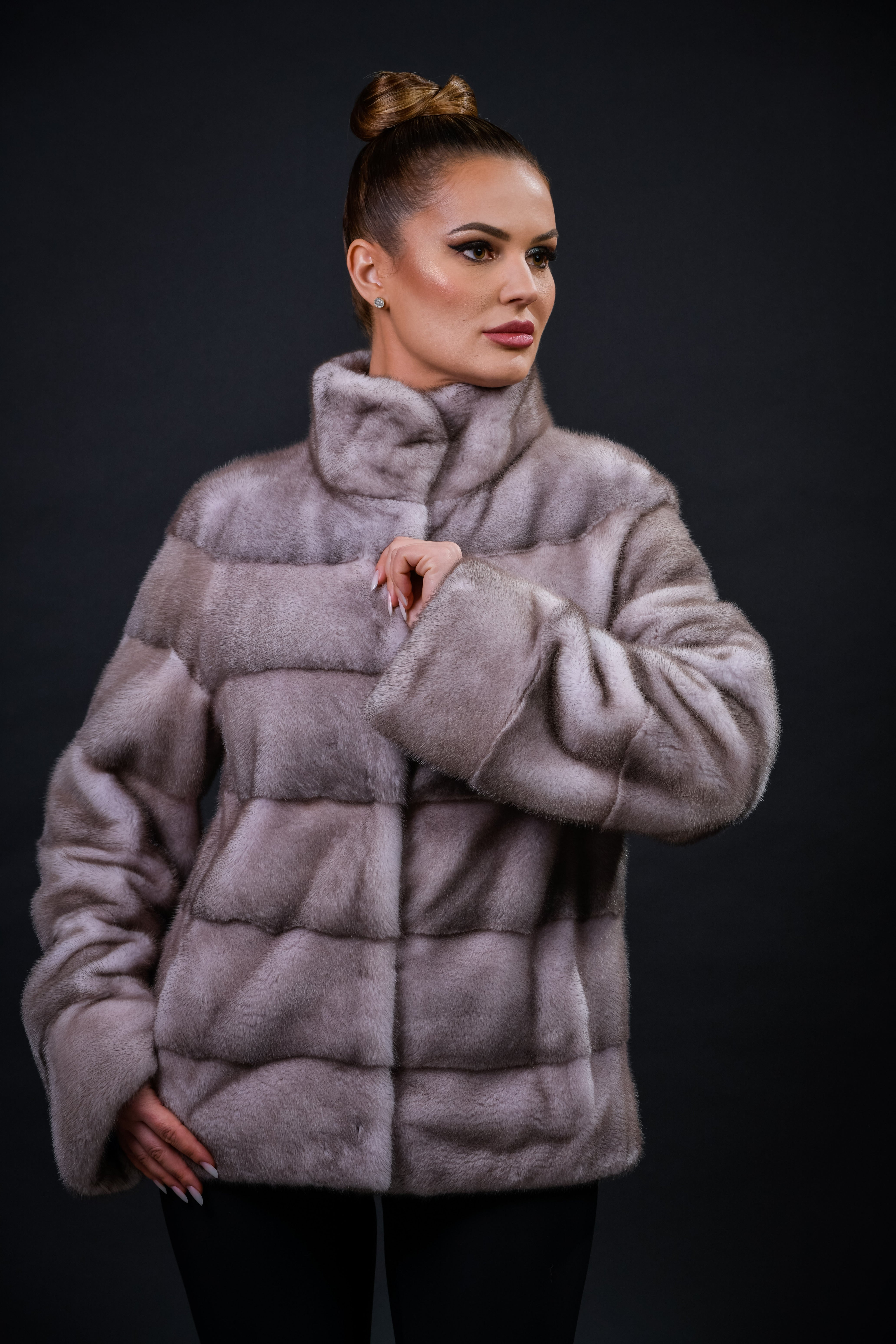 Haină din blană naturală de Vizon nuanța Silver Blue, croi drept, guler stil tunică