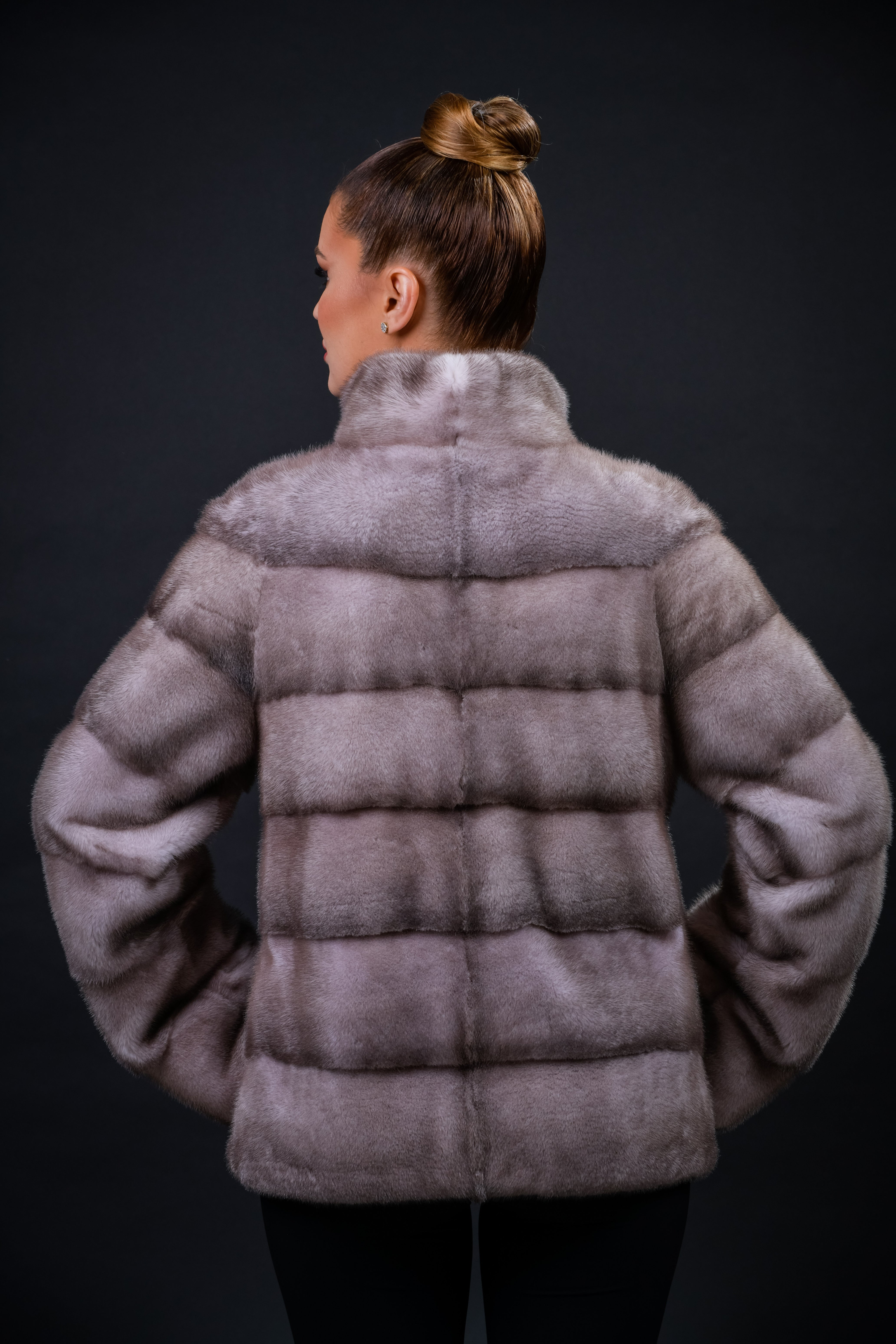 Haină din blană naturală de Vizon nuanța Silver Blue, croi drept, guler stil tunică