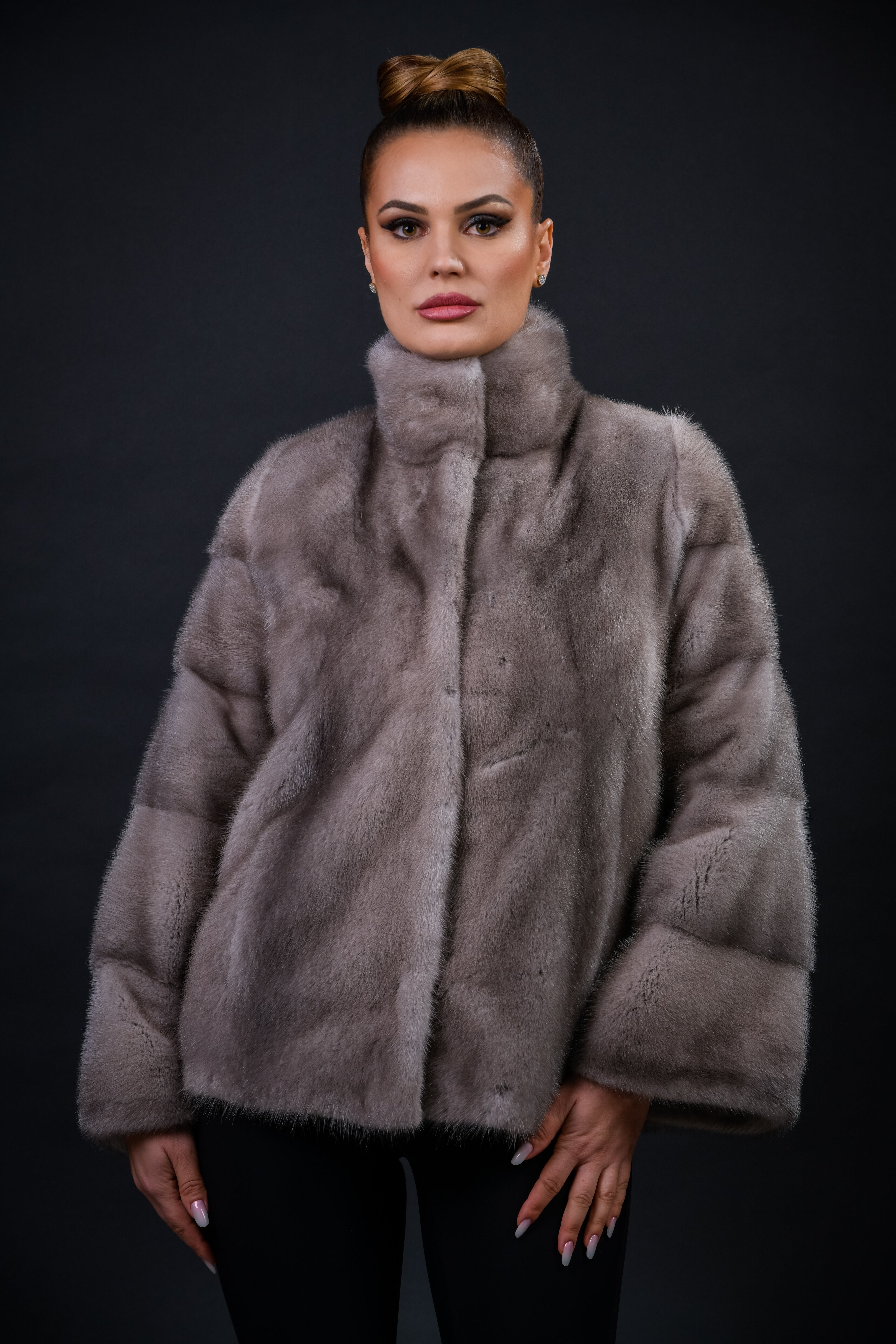 Haină din blană naturală de Vizon nuanța Silver Blue, croi drept, guler stil tunică