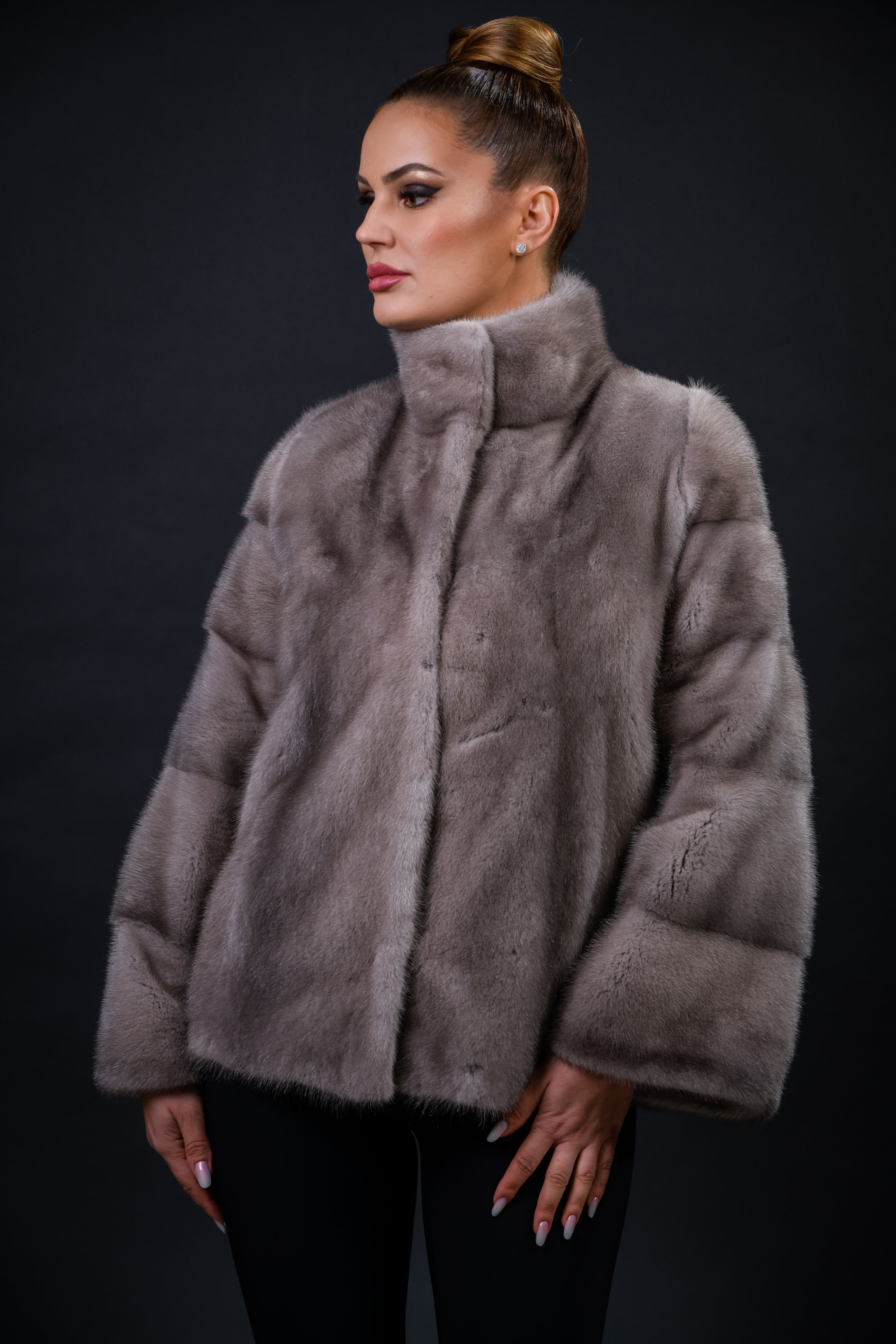 Haină din blană naturală de Vizon nuanța Silver Blue, croi drept, guler stil tunică