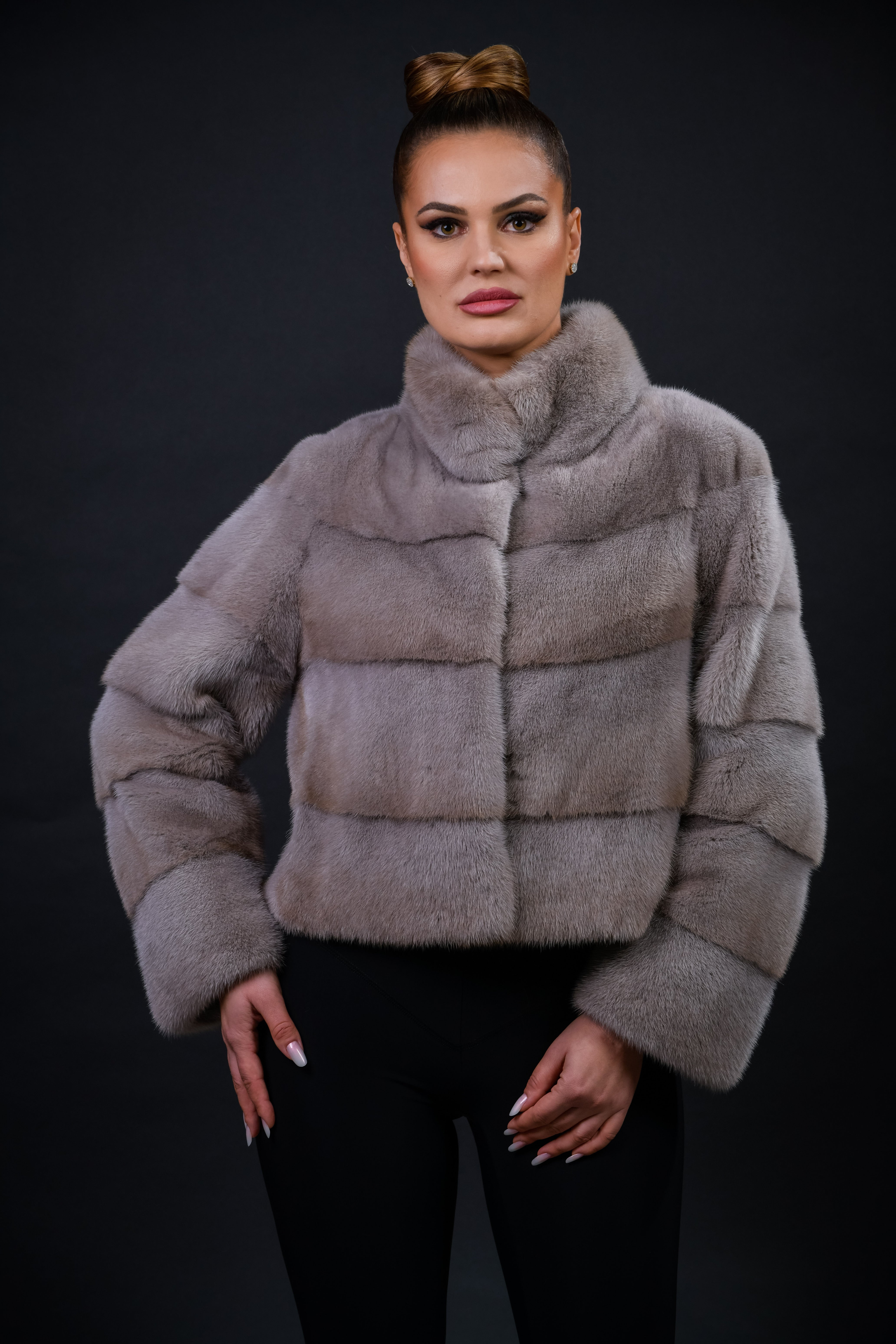 Haină din blană naturală de Vizon nuanța Silver Blue, croi drept, guler stil tunică, 4 rânduri