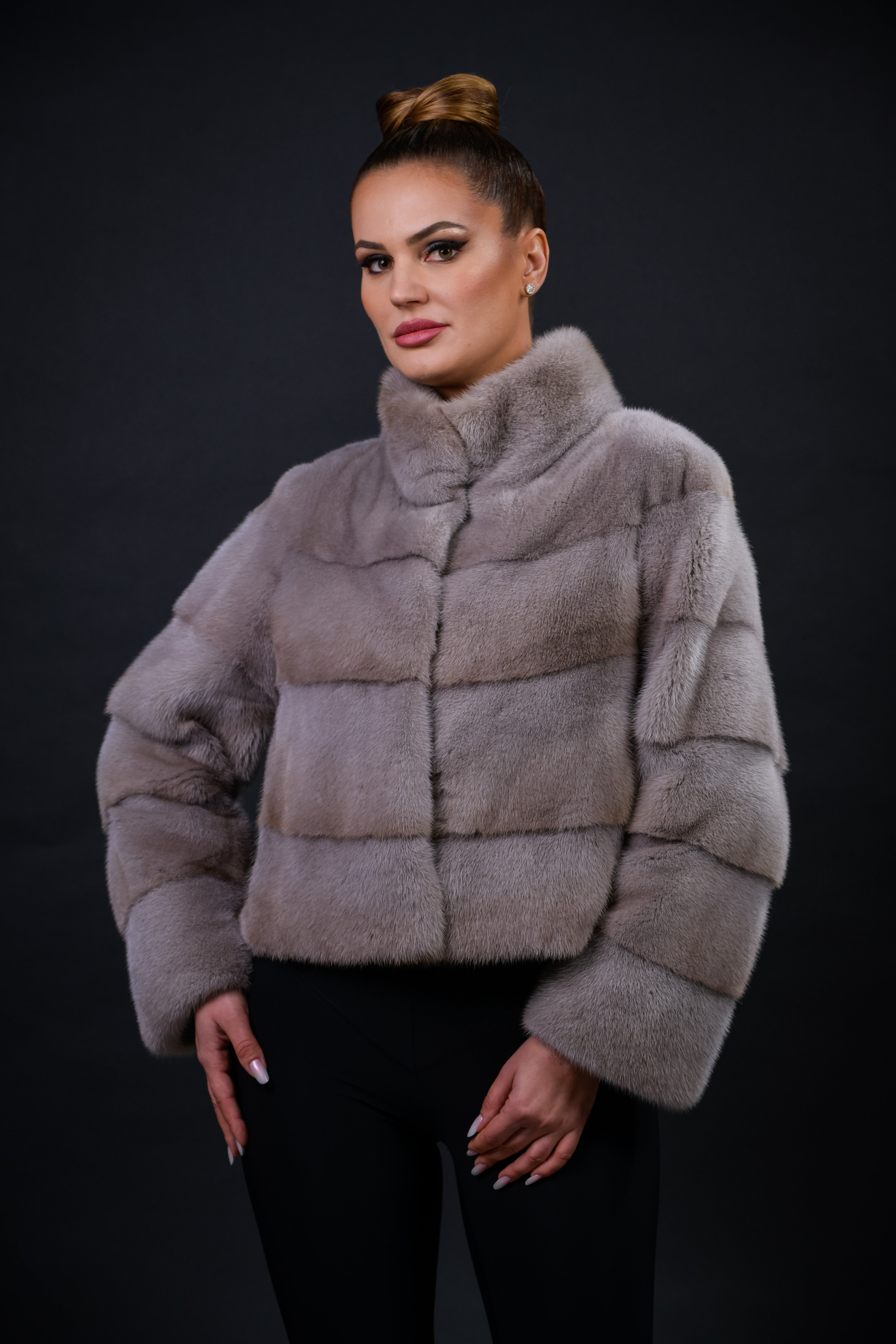 Haină din blană naturală de Vizon nuanța Silver Blue, croi drept, guler stil tunică, 4 rânduri