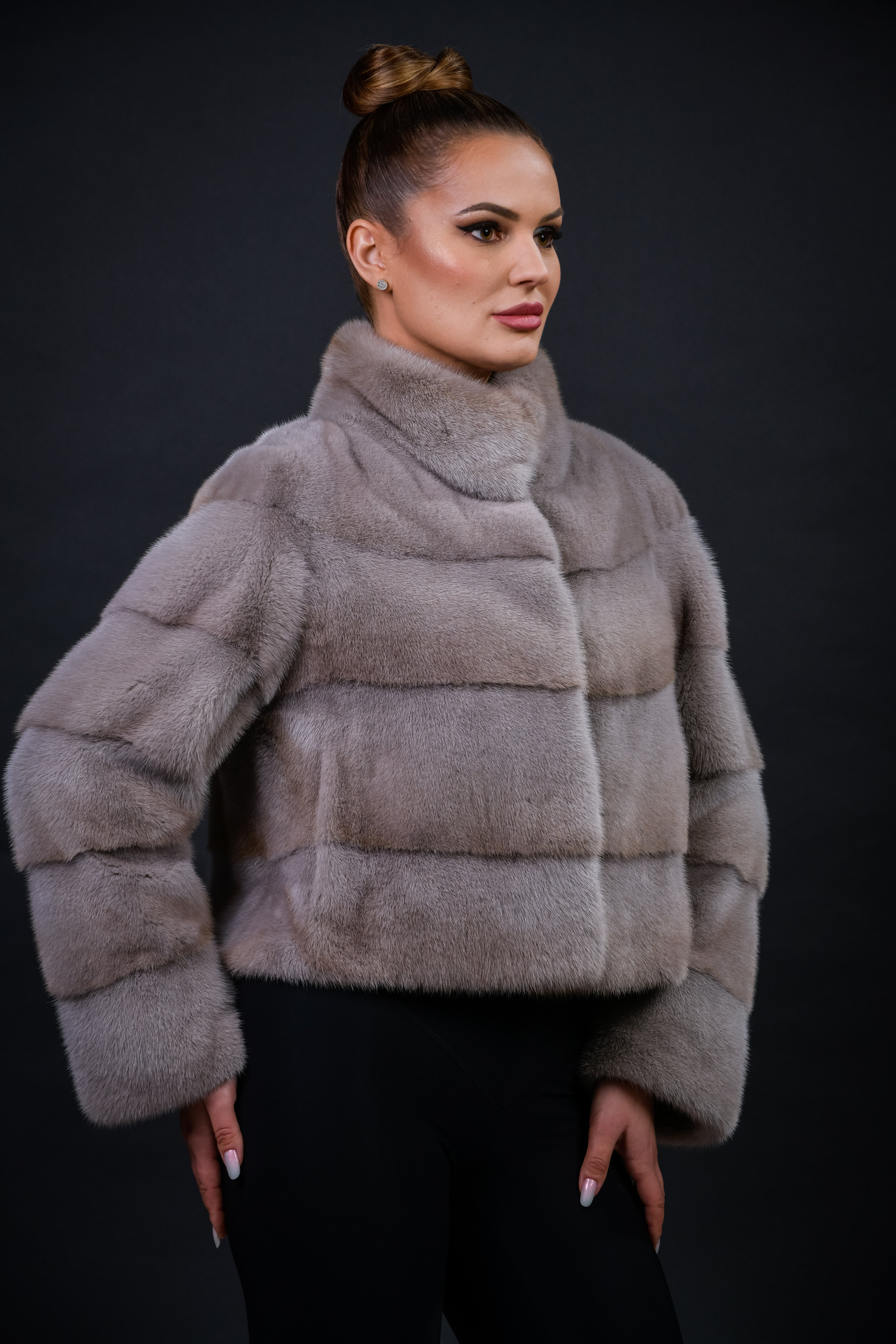Haină din blană naturală de Vizon nuanța Silver Blue, croi drept, guler stil tunică, 4 rânduri