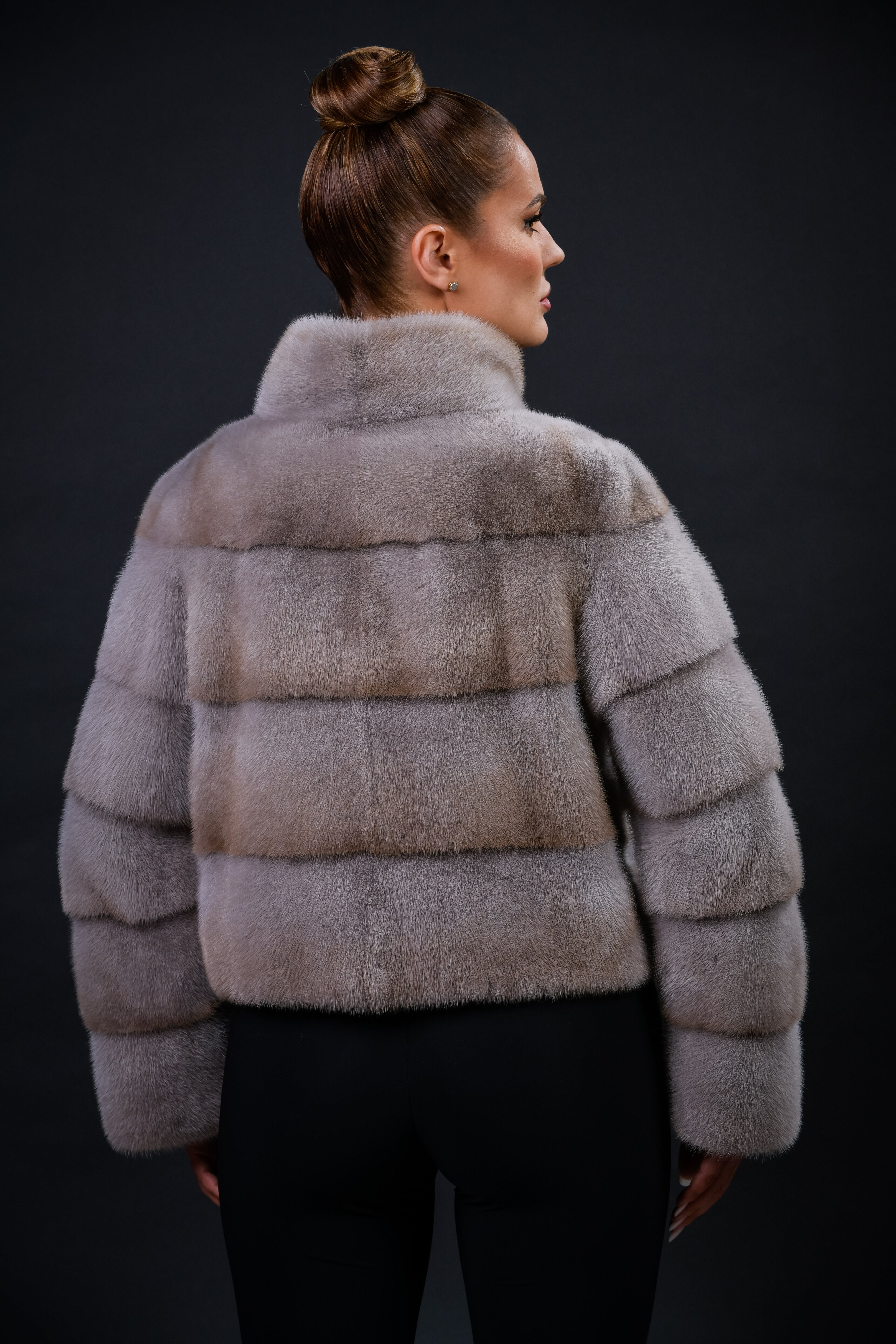 Haină din blană naturală de Vizon nuanța Silver Blue, croi drept, guler stil tunică, 4 rânduri