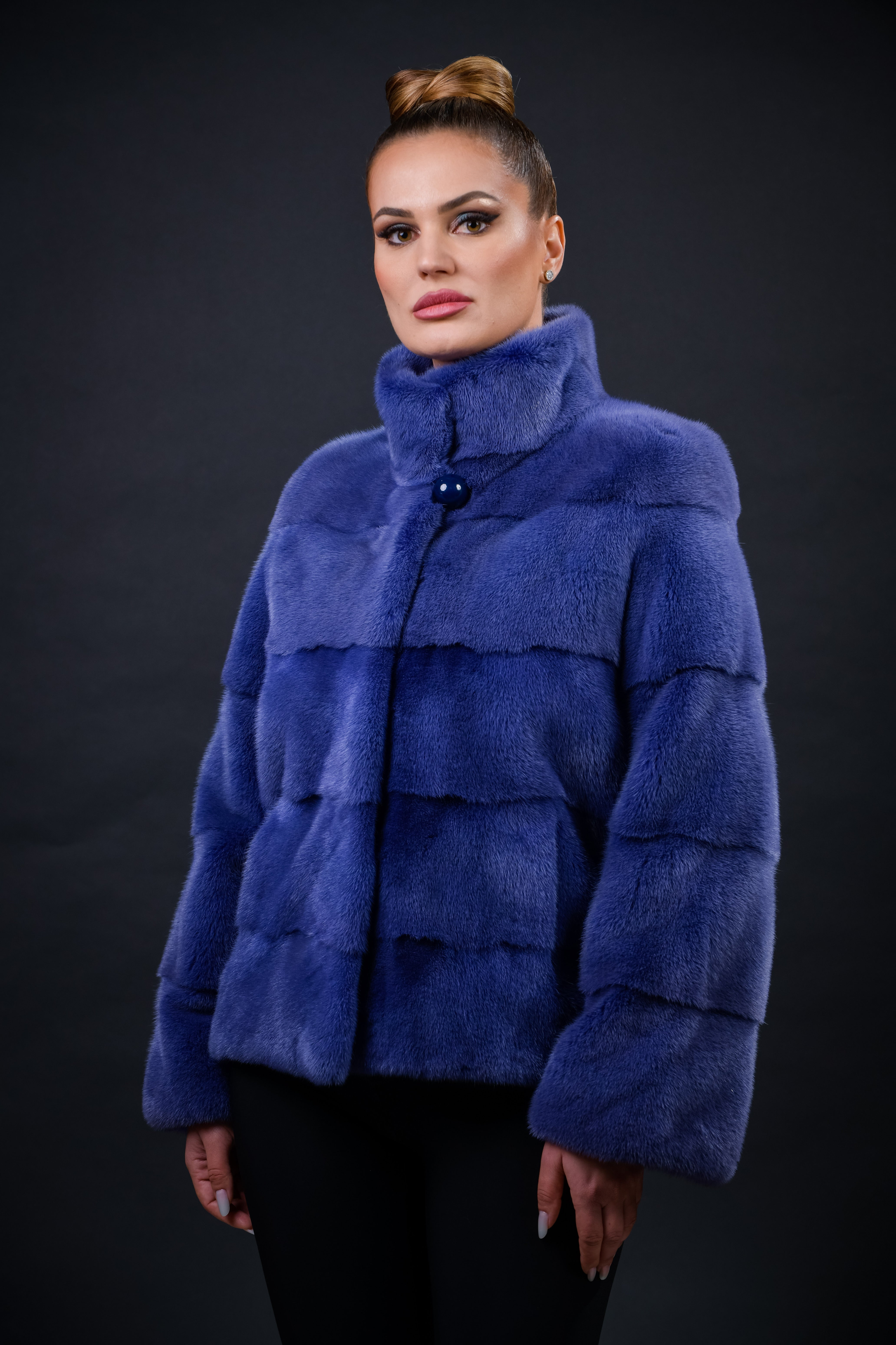 Haină din blană naturală de Vizon nuanța OceanBlue, croi drept, guler stil tunică, 5 rânduri