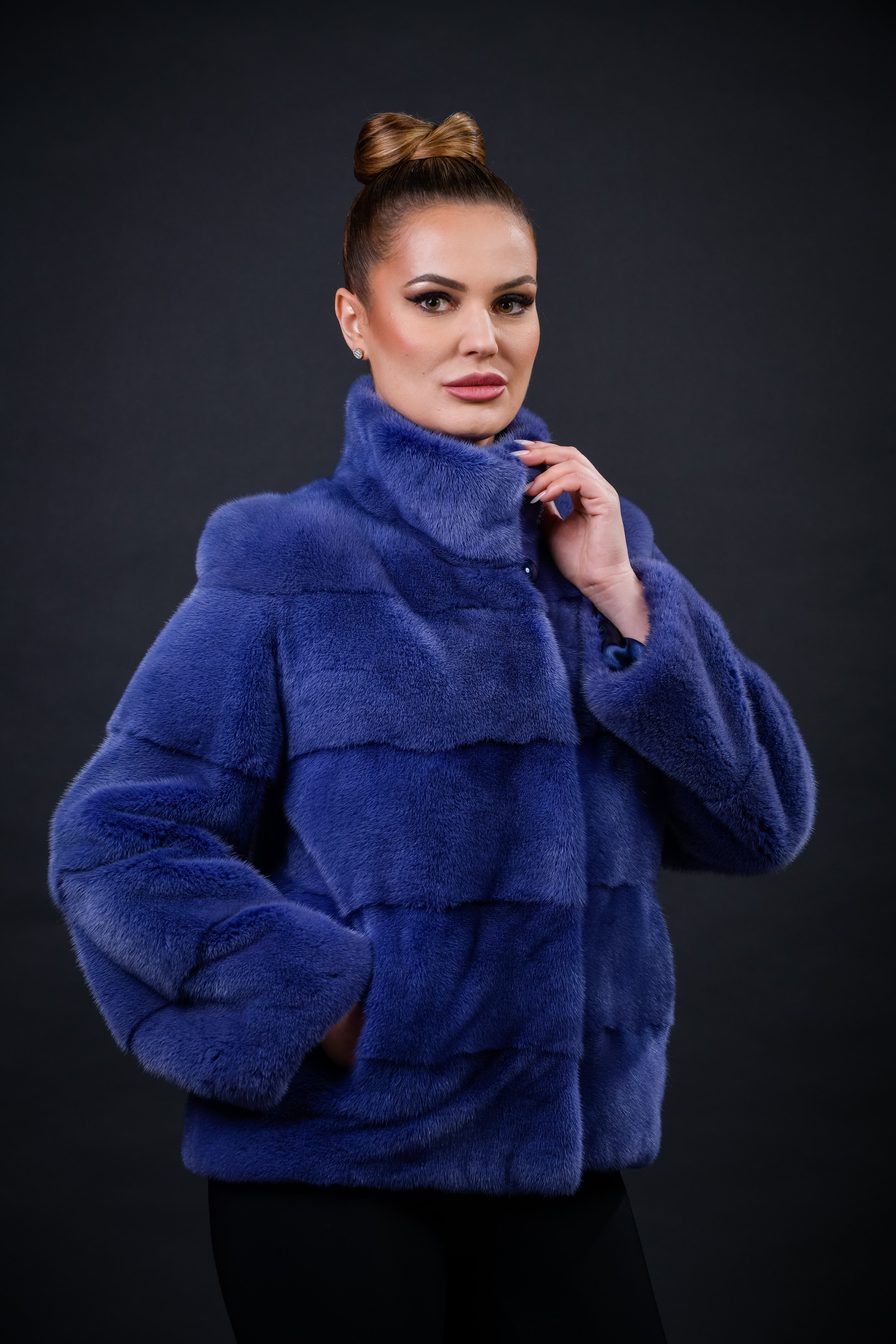 Haină din blană naturală de Vizon nuanța OceanBlue, croi drept, guler stil tunică, 5 rânduri