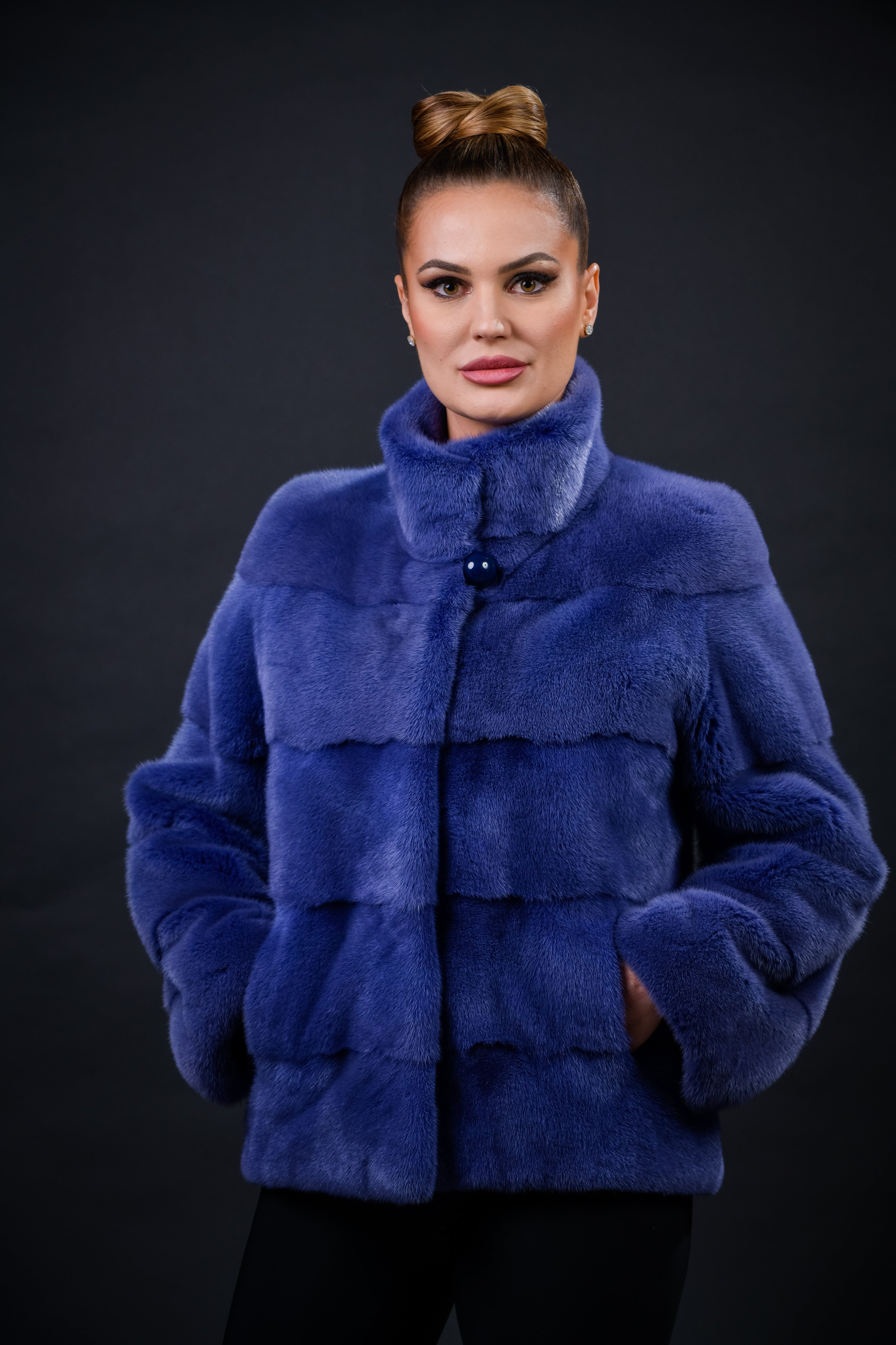 Haină din blană naturală de Vizon nuanța OceanBlue, croi drept, guler stil tunică, 5 rânduri
