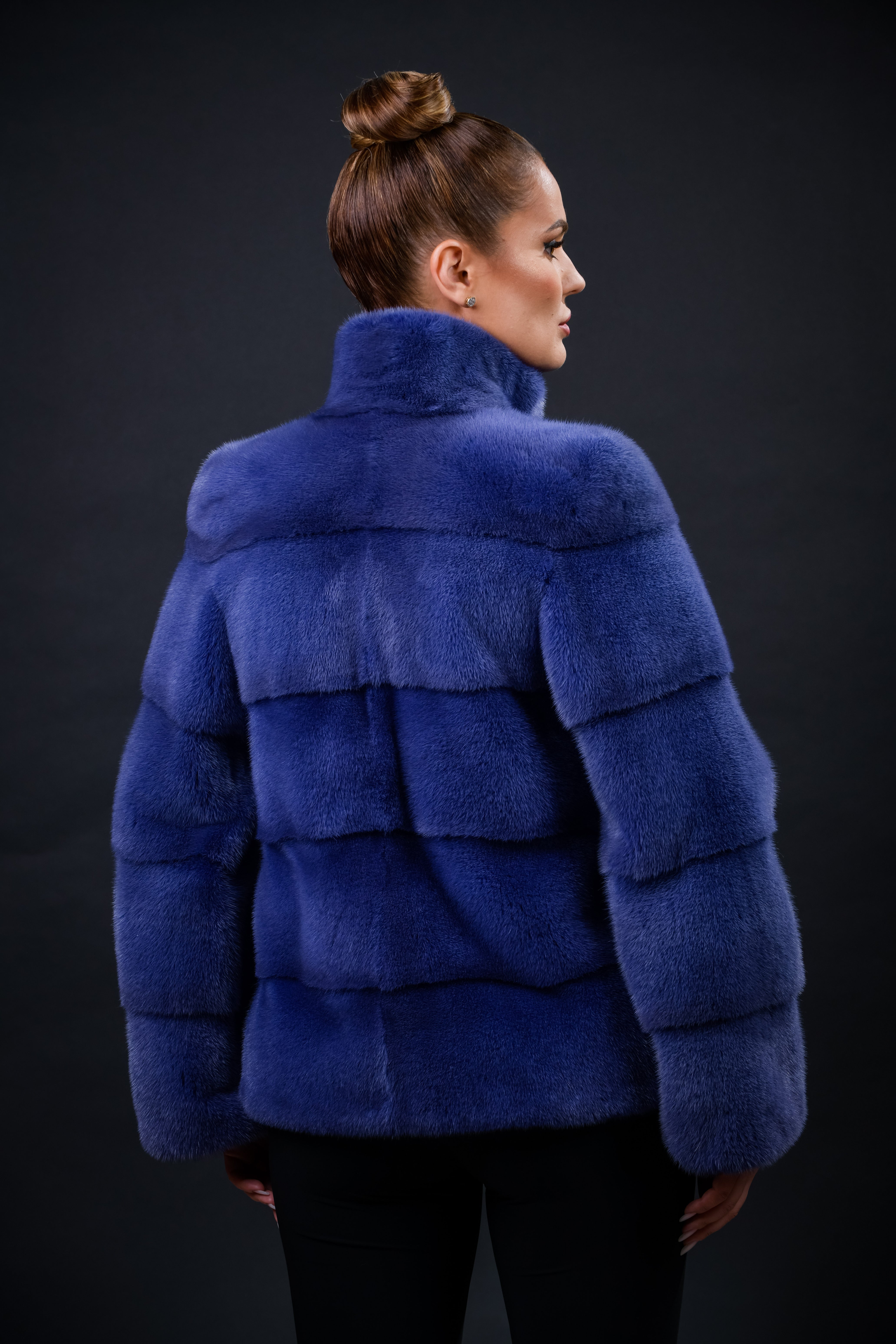 Haină din blană naturală de Vizon nuanța OceanBlue, croi drept, guler stil tunică, 5 rânduri