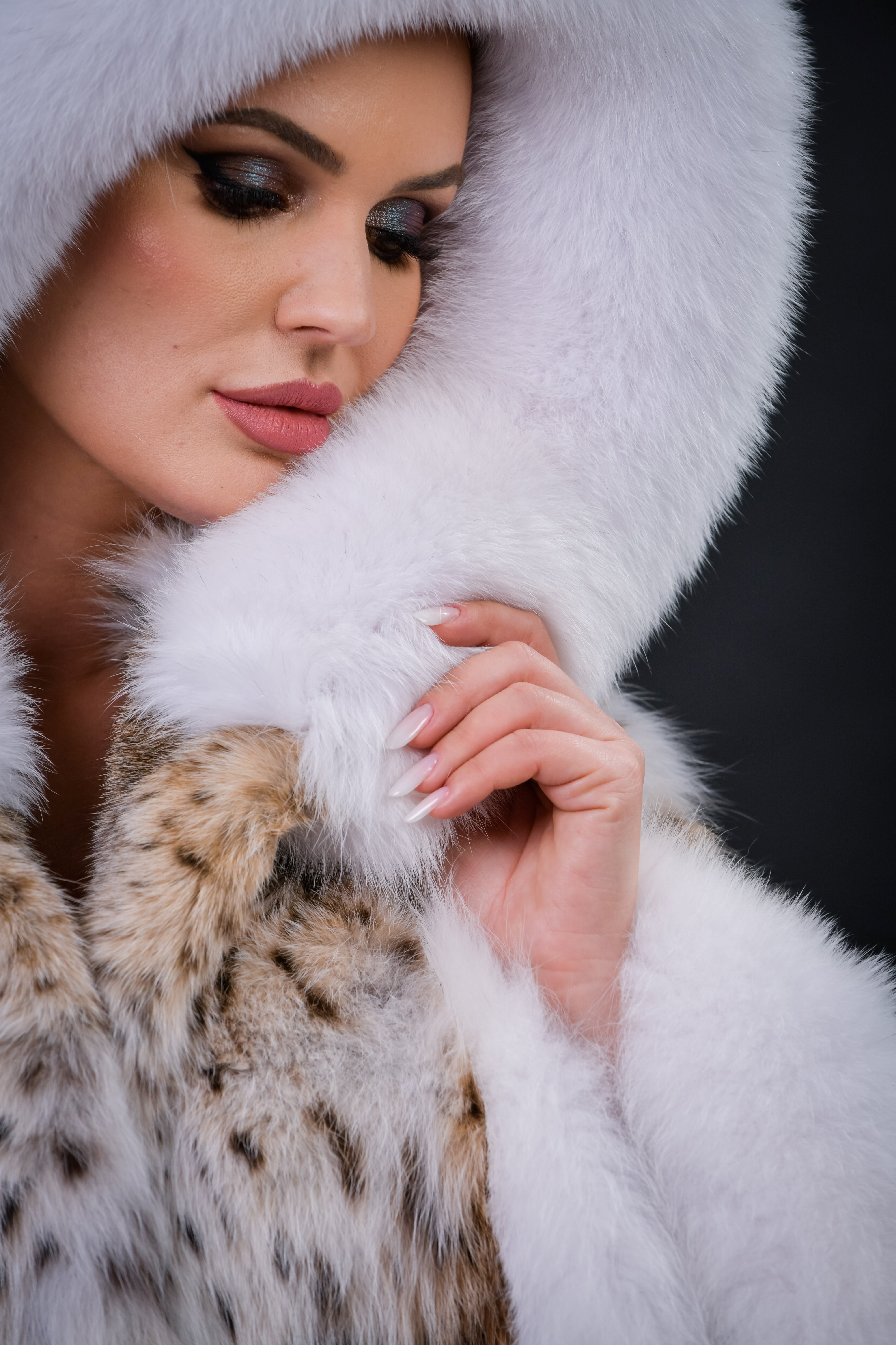 HAINA DIN BLANA NATURALA DE LYNX CU GLUGA, MODEL FLUTURE