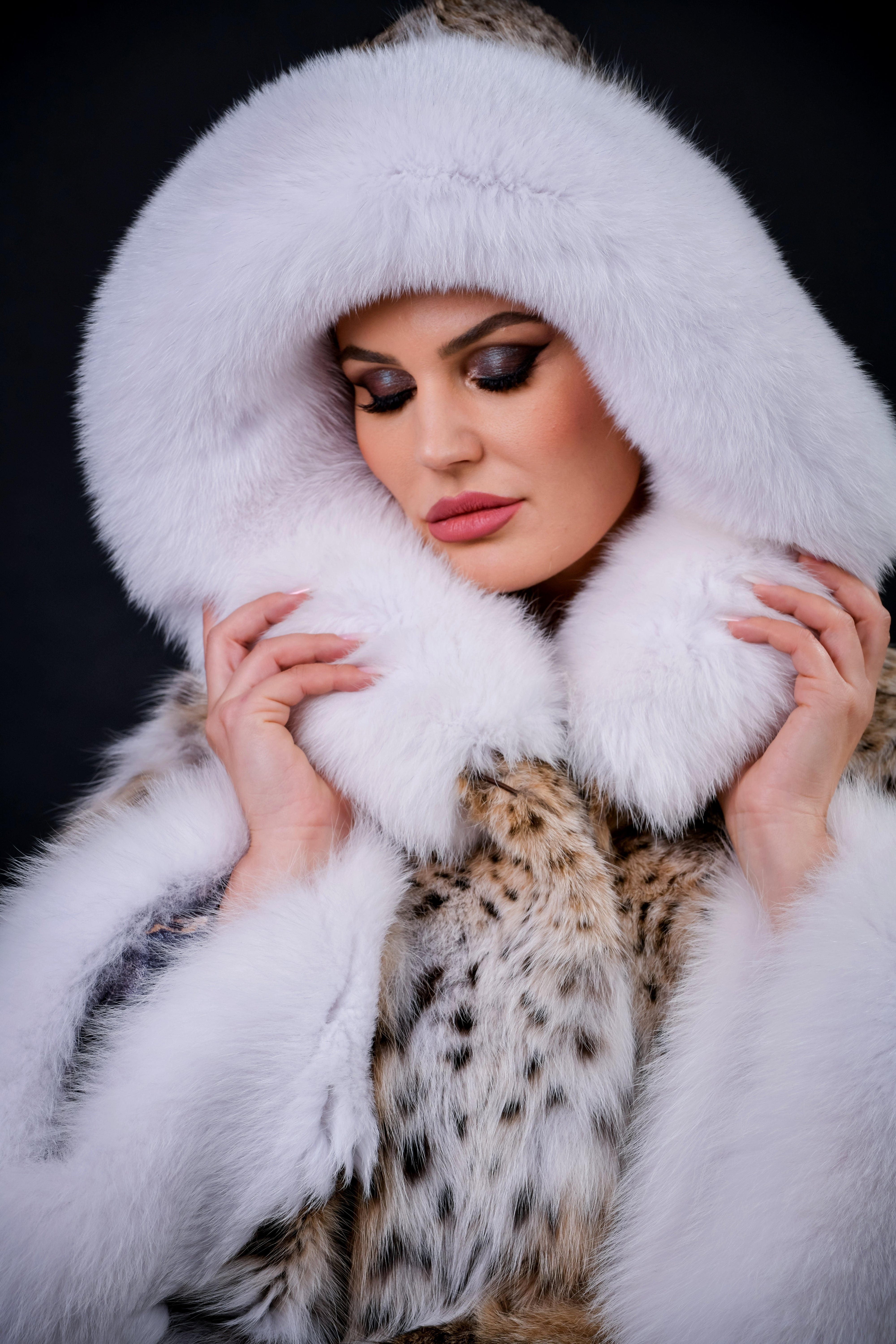 HAINA DIN BLANA NATURALA DE LYNX CU GLUGA, MODEL FLUTURE