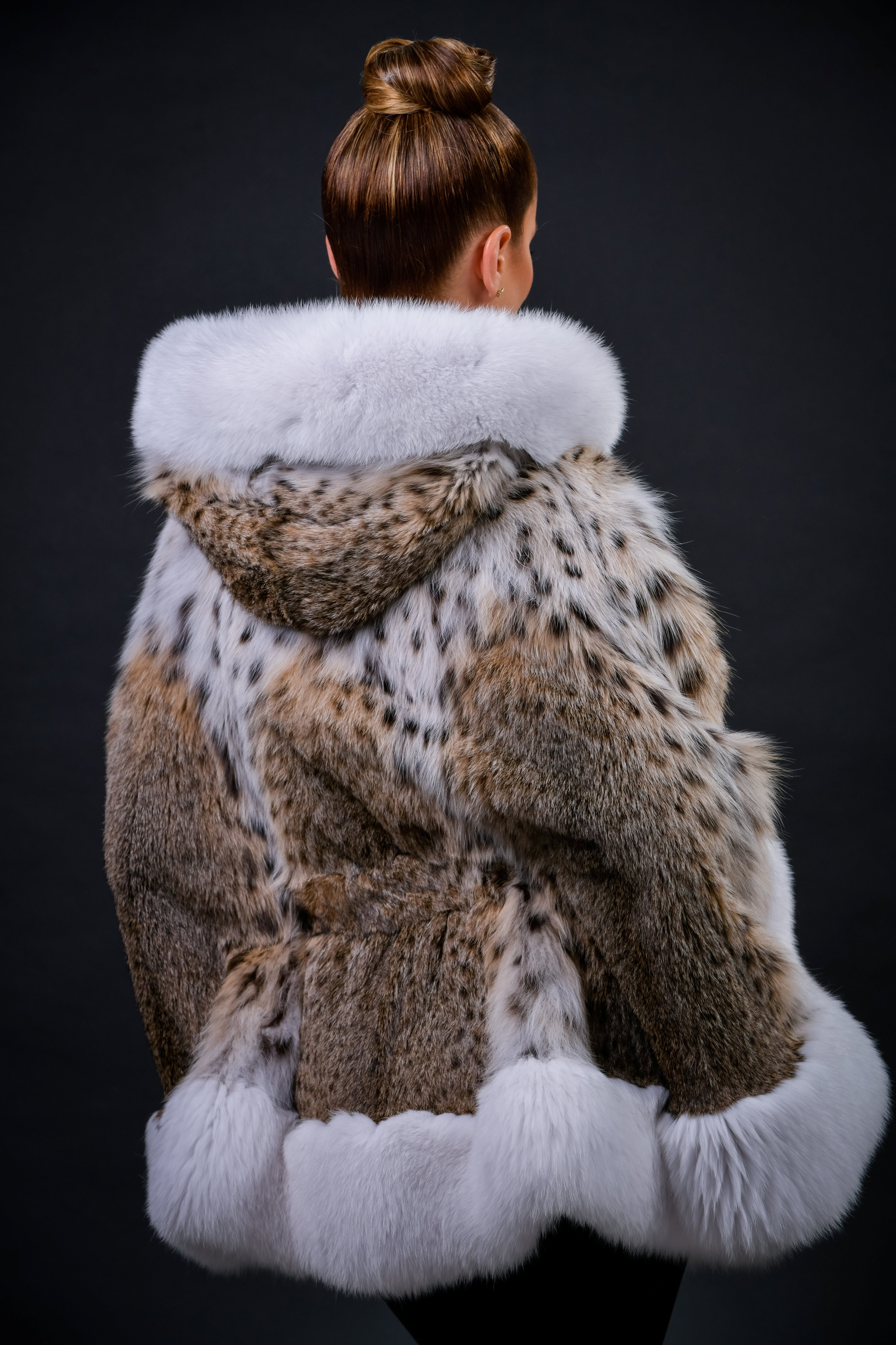 HAINA DIN BLANA NATURALA DE LYNX CU GLUGA, MODEL FLUTURE