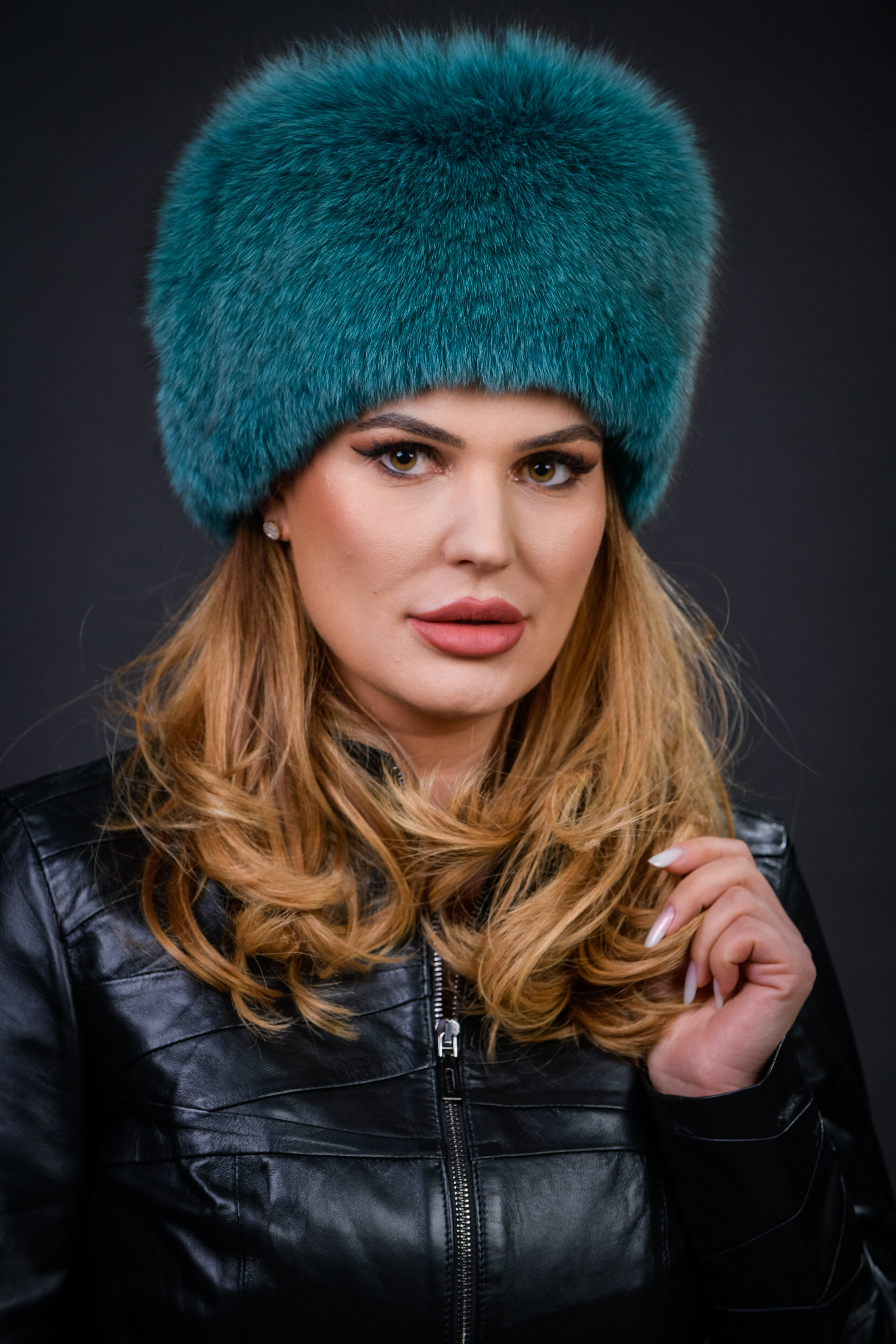 Căciulă din blană naturală de Vulpe Polară, nuanța Emerald