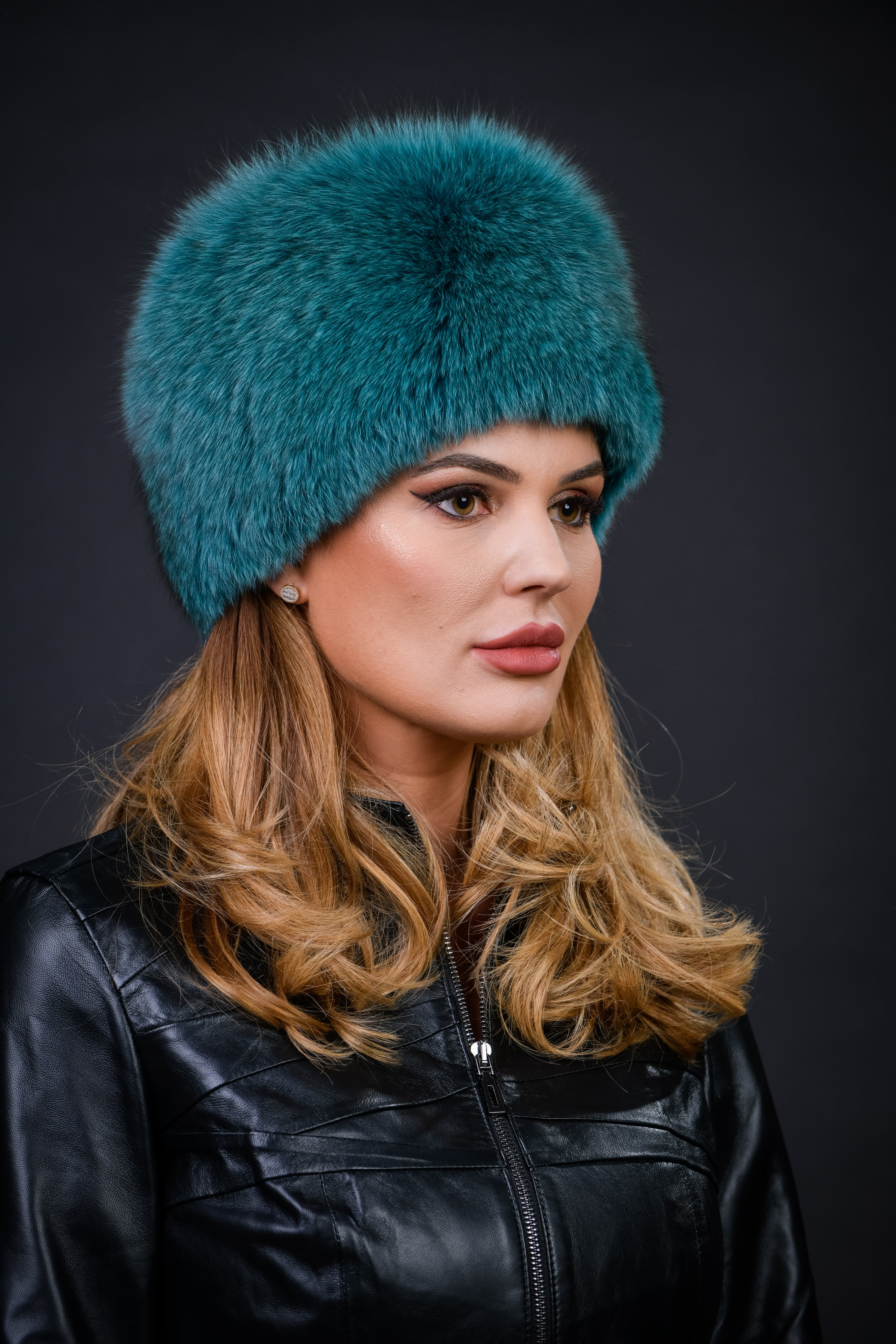 Căciulă din blană naturală de Vulpe Polară, nuanța Emerald
