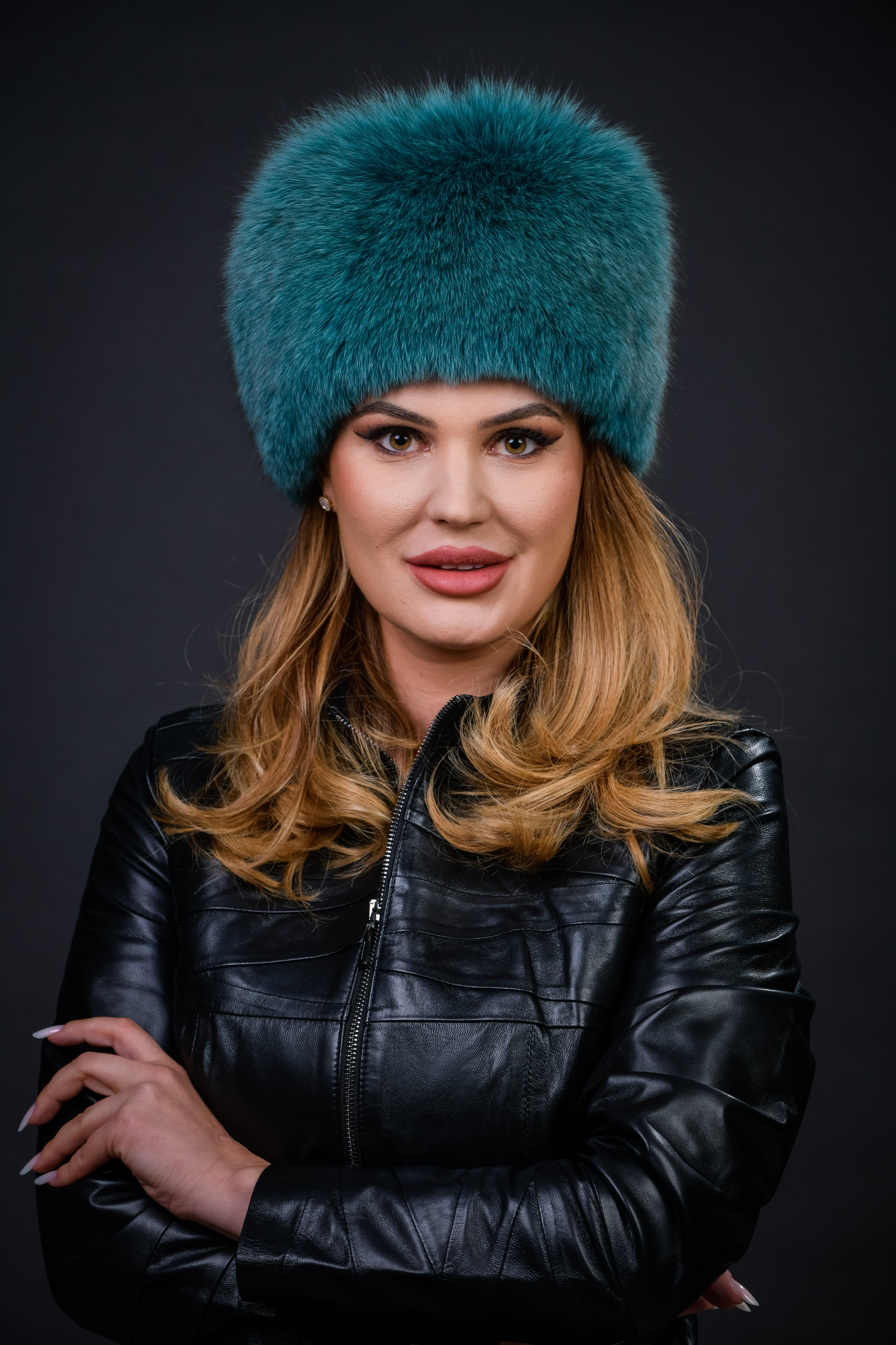 Căciulă din blană naturală de Vulpe Polară, nuanța Emerald