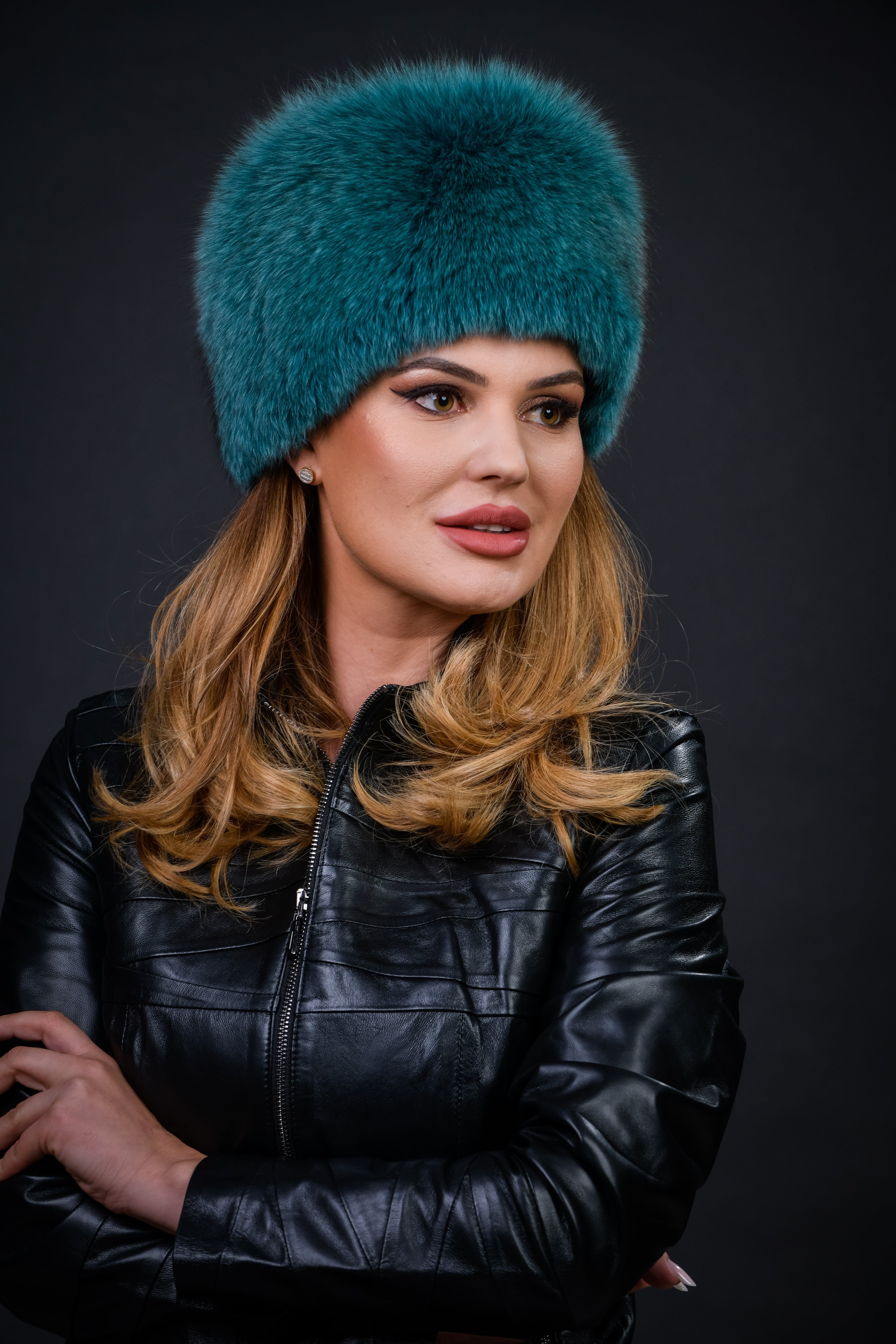 Căciulă din blană naturală de Vulpe Polară, nuanța Emerald