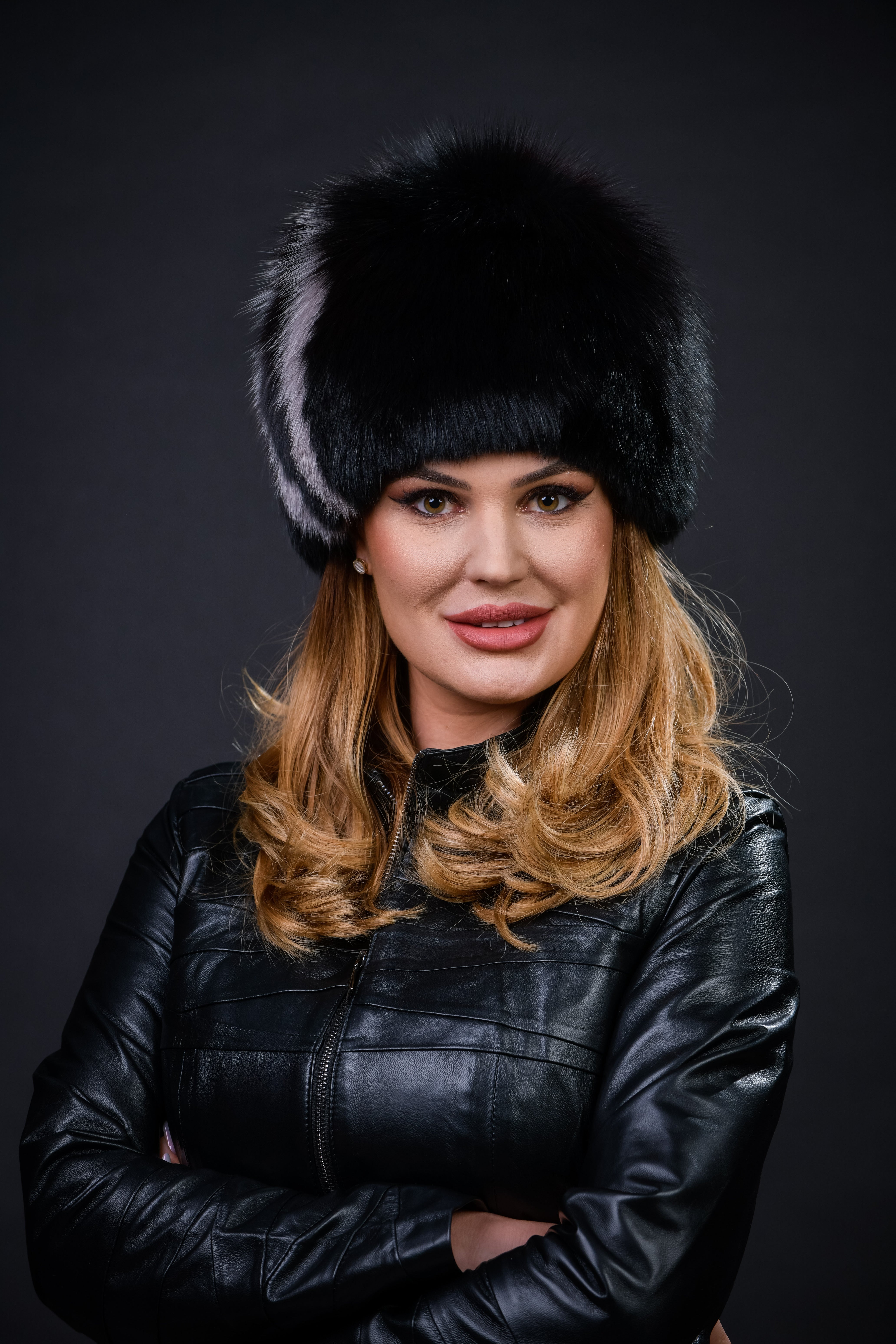 Căciulă din blană naturală de Vulpe Polară, negru cu alb