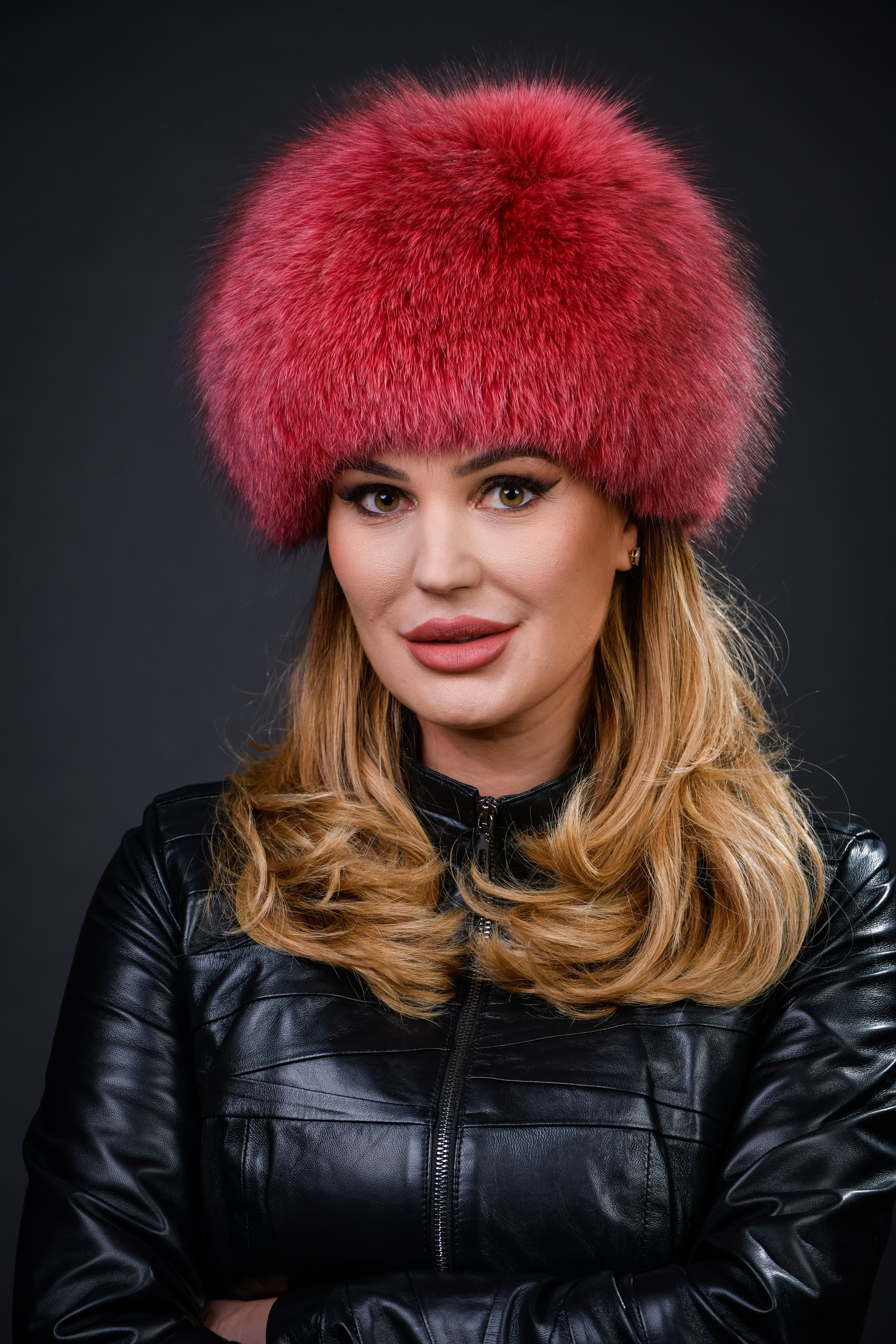 Căciulă din blană naturală de Vulpe Polară, nuanța Coral