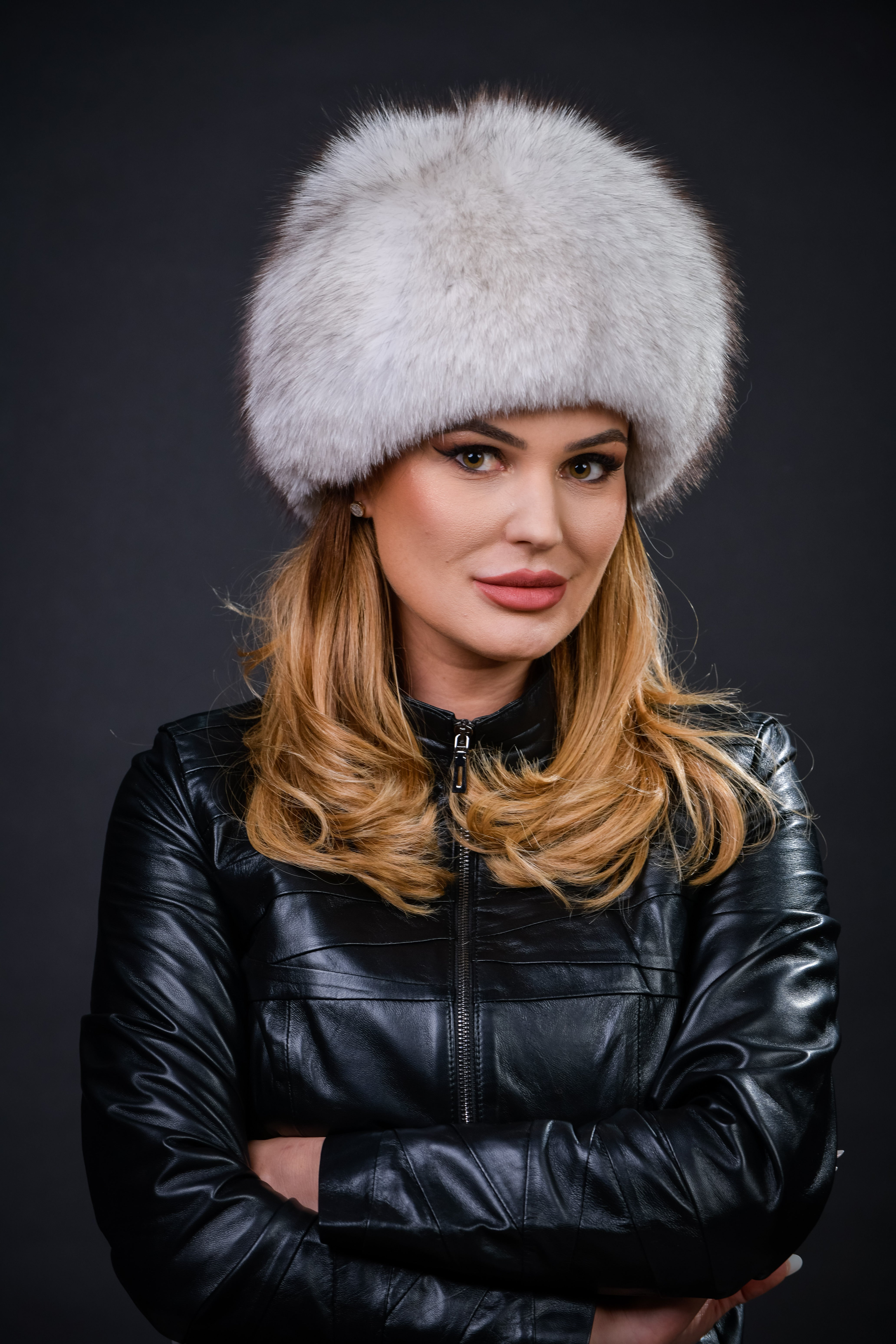 Căciulă din blană naturală de Vulpe Polară, model melc